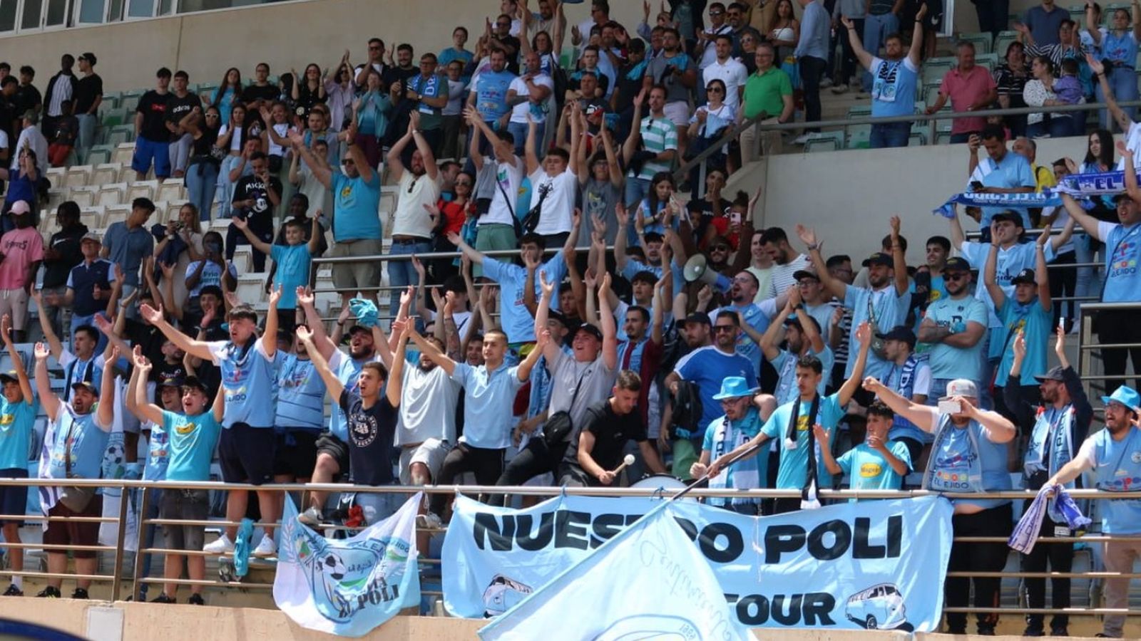 Los aficionados del Poli El Ejido arropan a su equipo desde las gradas de Santo Domingo.