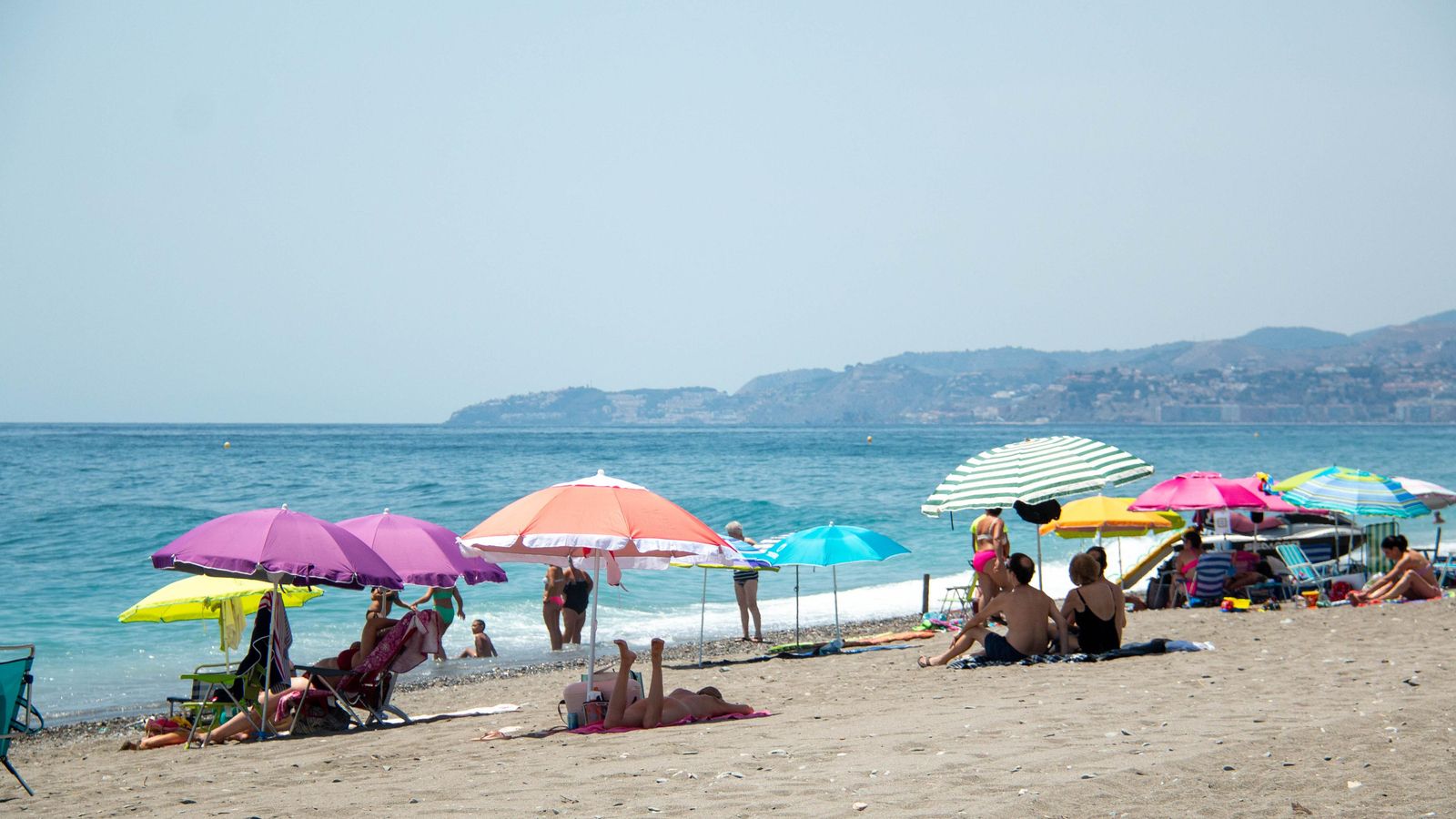 La gente se resguarda de la ola de calor en la playa