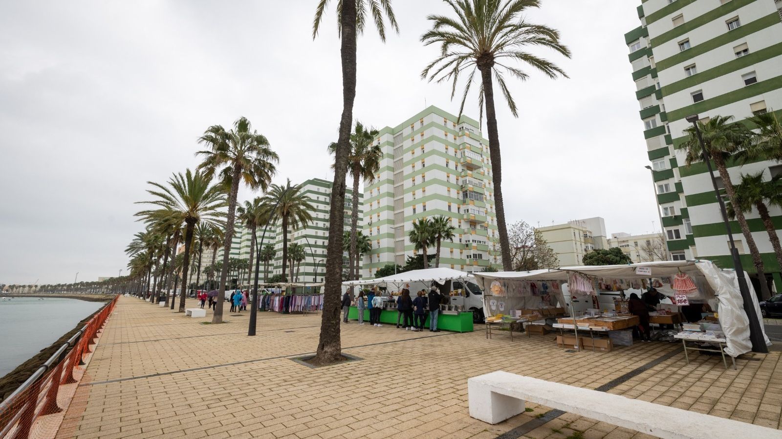 Fueron pocos los puestos que quisieron plantarle cara a la lluvia