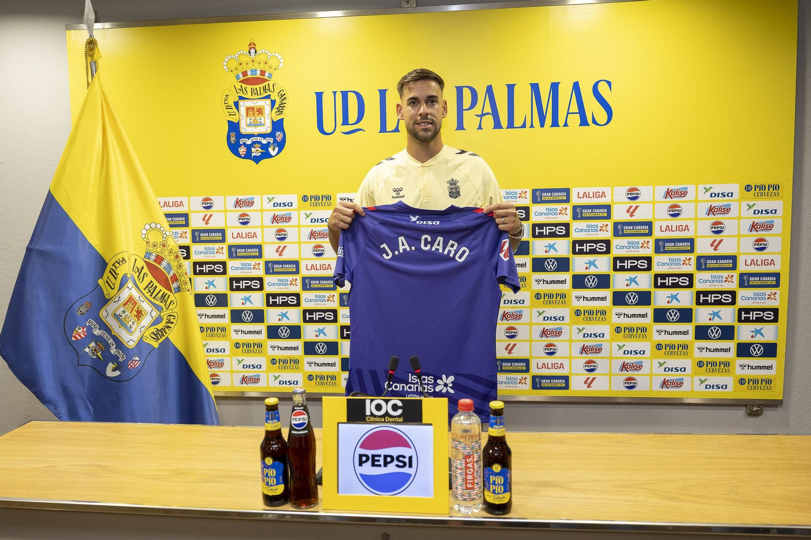José Antonio Caro posa con su nueva camiseta.