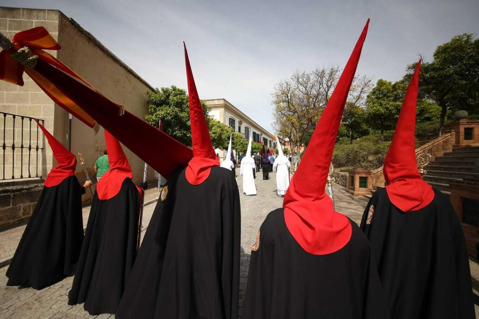 Las imágenes de la salida procesional de la hermandad del Resucitado.