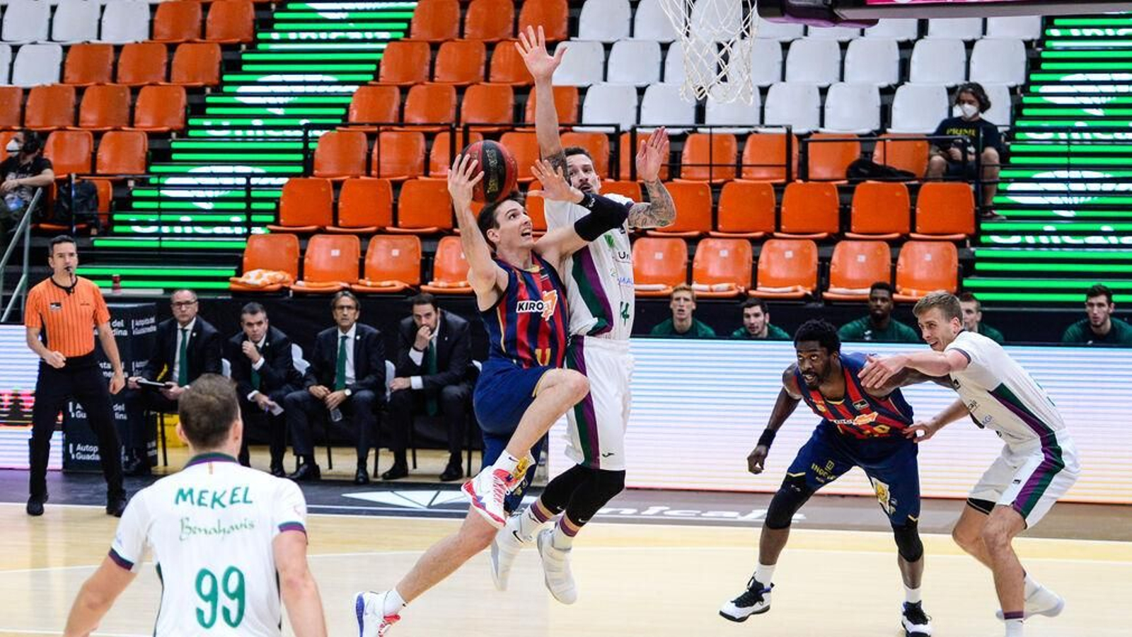 Lance del Baskonia - Unicaja celebrado en la burbuja de Valencia sin público en las gradas.
