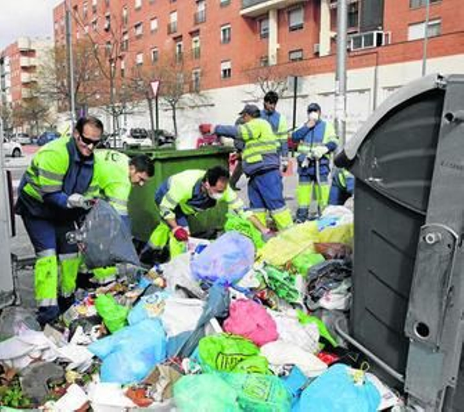 Los trabajadores de la empresa de recogida de basura vuelven a las tareas ayer tras 13 días de huelga