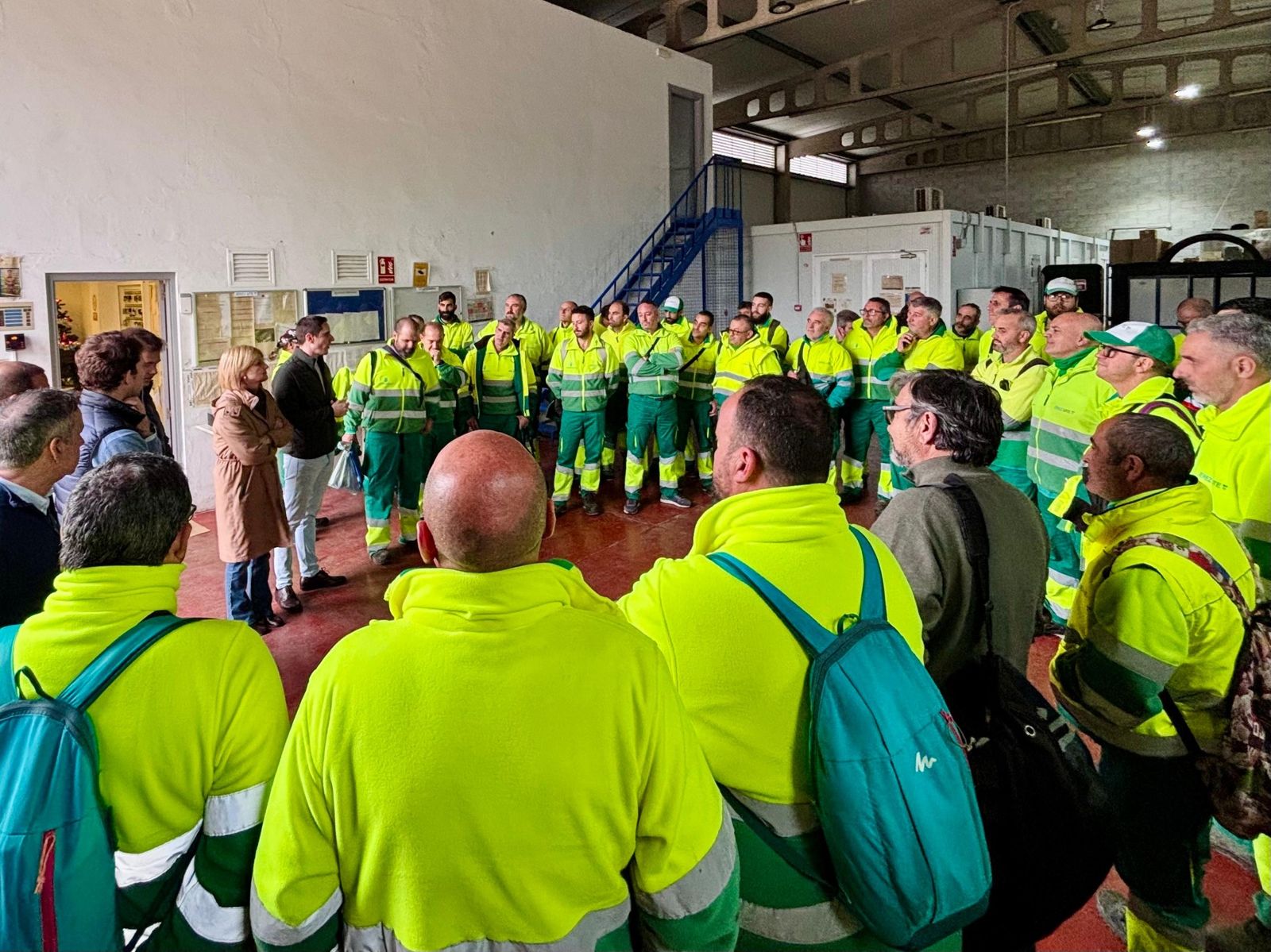 La alcaldesa María José García-Pelayo y el delegado Jaime Espinar con trabajadores municipales.