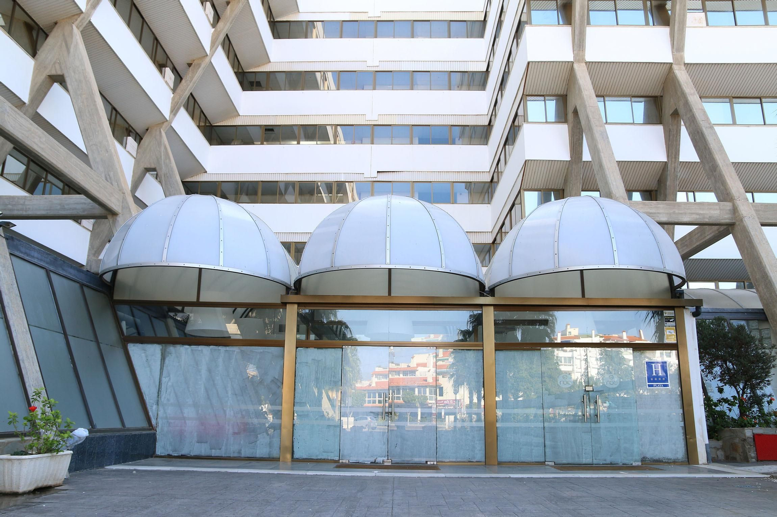Hotel de cuatro estrellas cerrado en Roquetas de Mar (Almería)