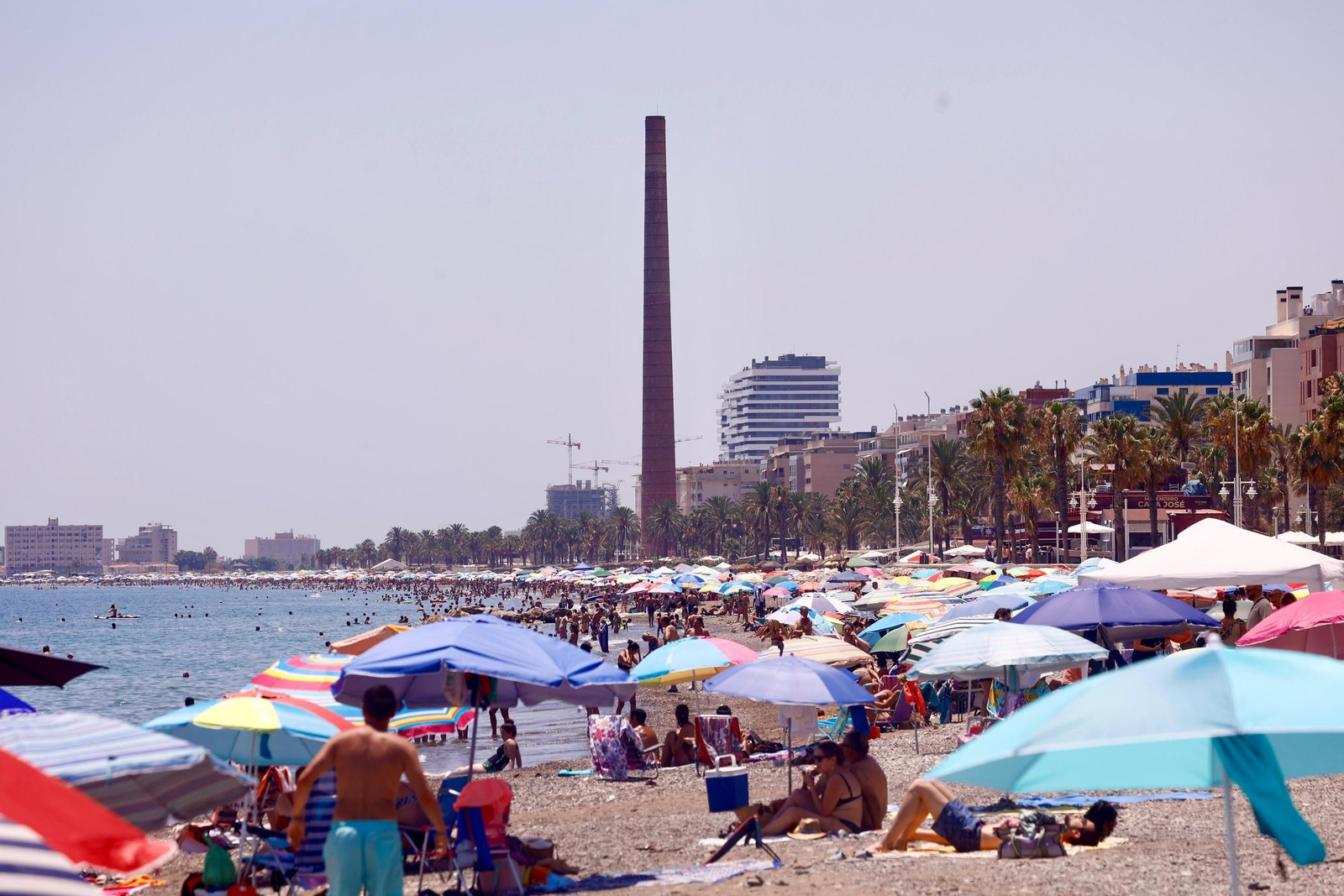 Las playas de Málaga llenas este domingo, en imágenes