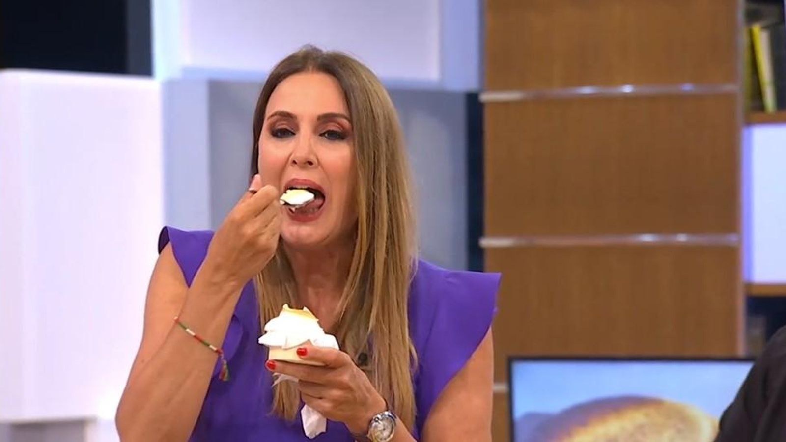 Eva Ruiz probando una de las tartas de queso de Mr. Cheesecakes, en 'La tarde aquí y ahora'.