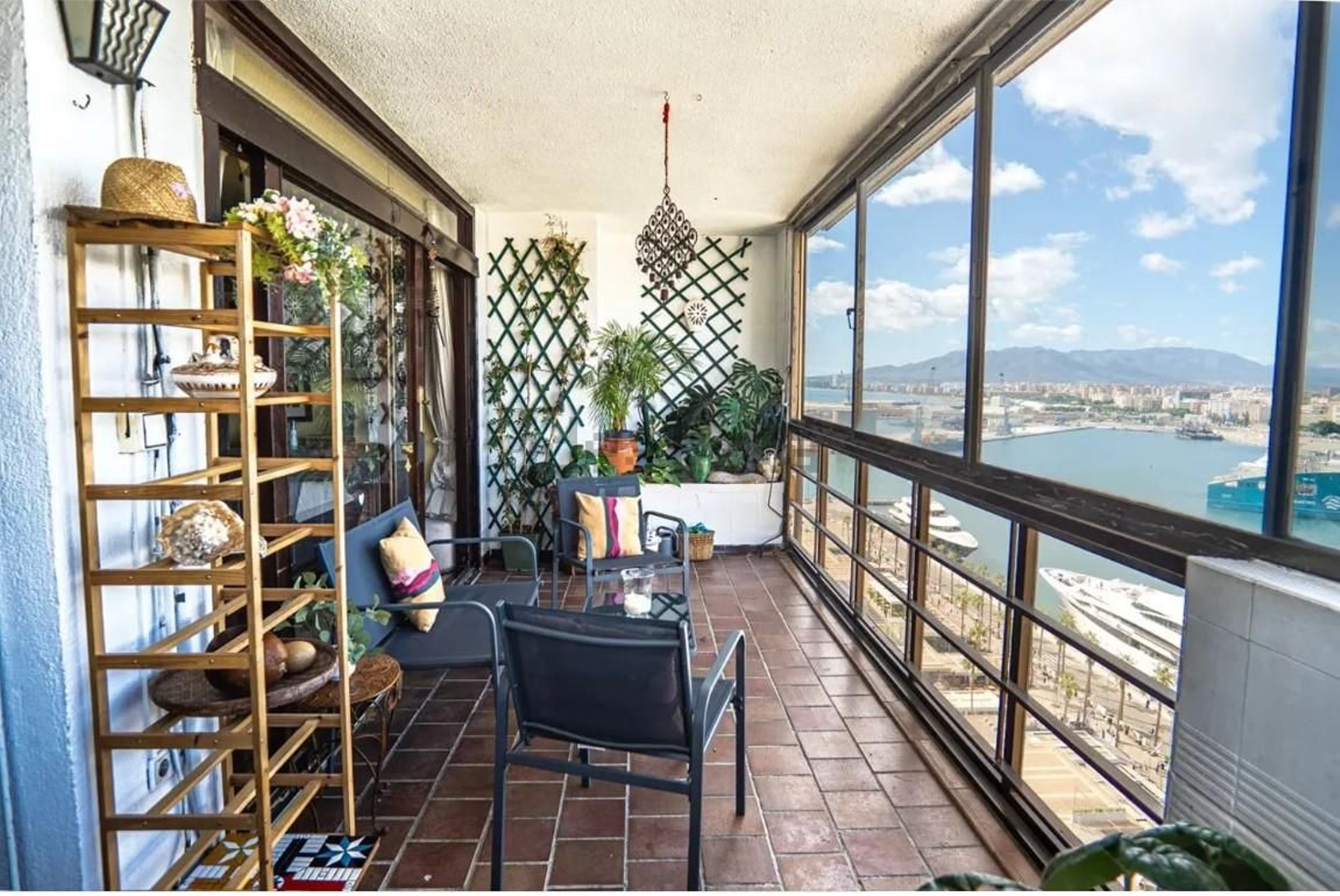 Una de las terrazas del ático, desde donde se ve el puerto.