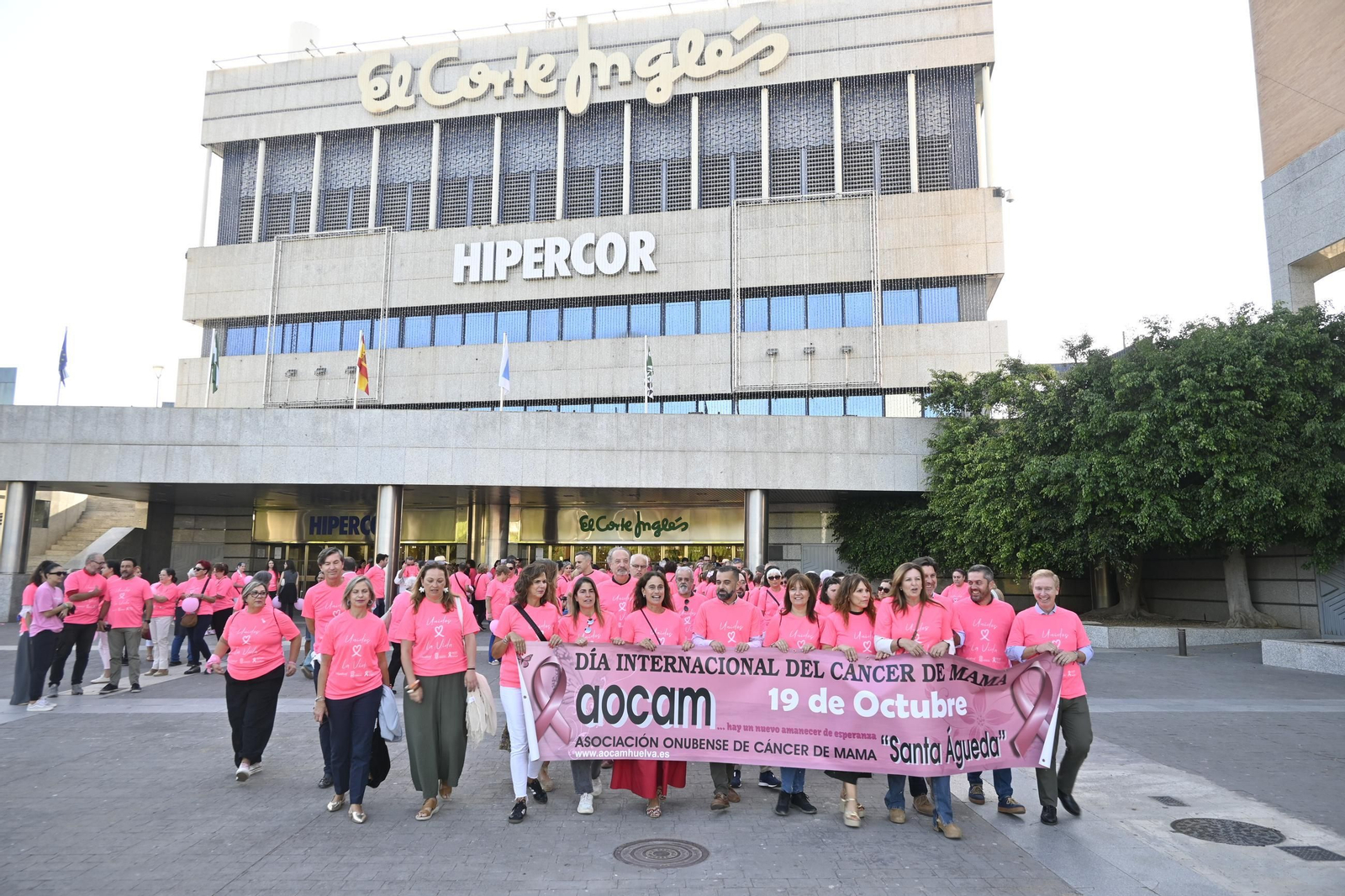 Cadena humana del día internacional del cáncer de mama