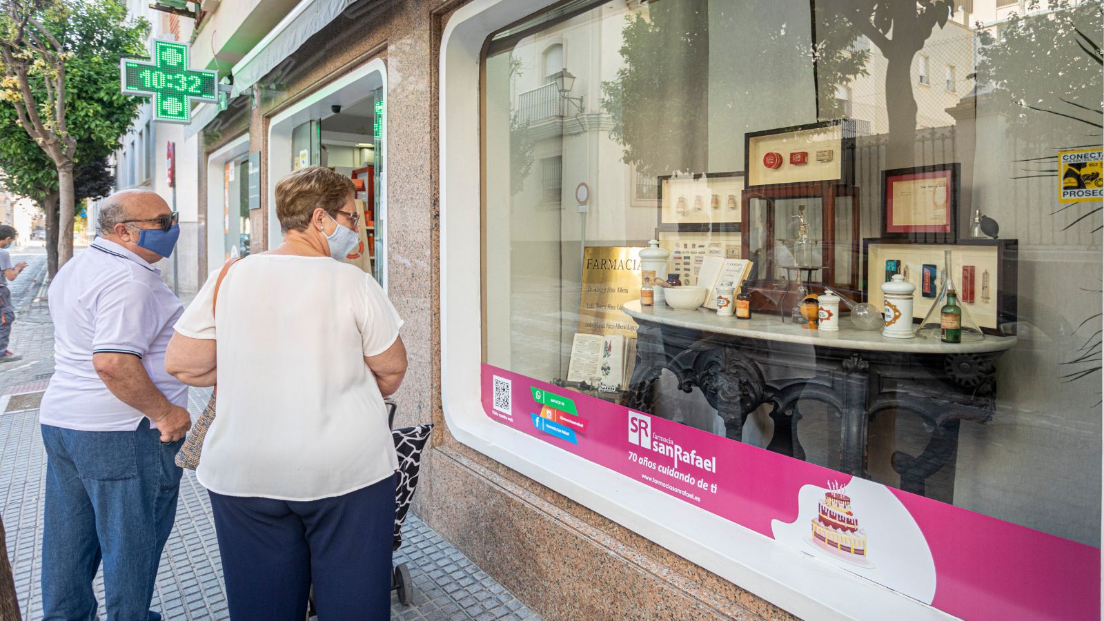 La farmacia celebra su 70 aniversario con una pequeña exposición en su escaparate.
