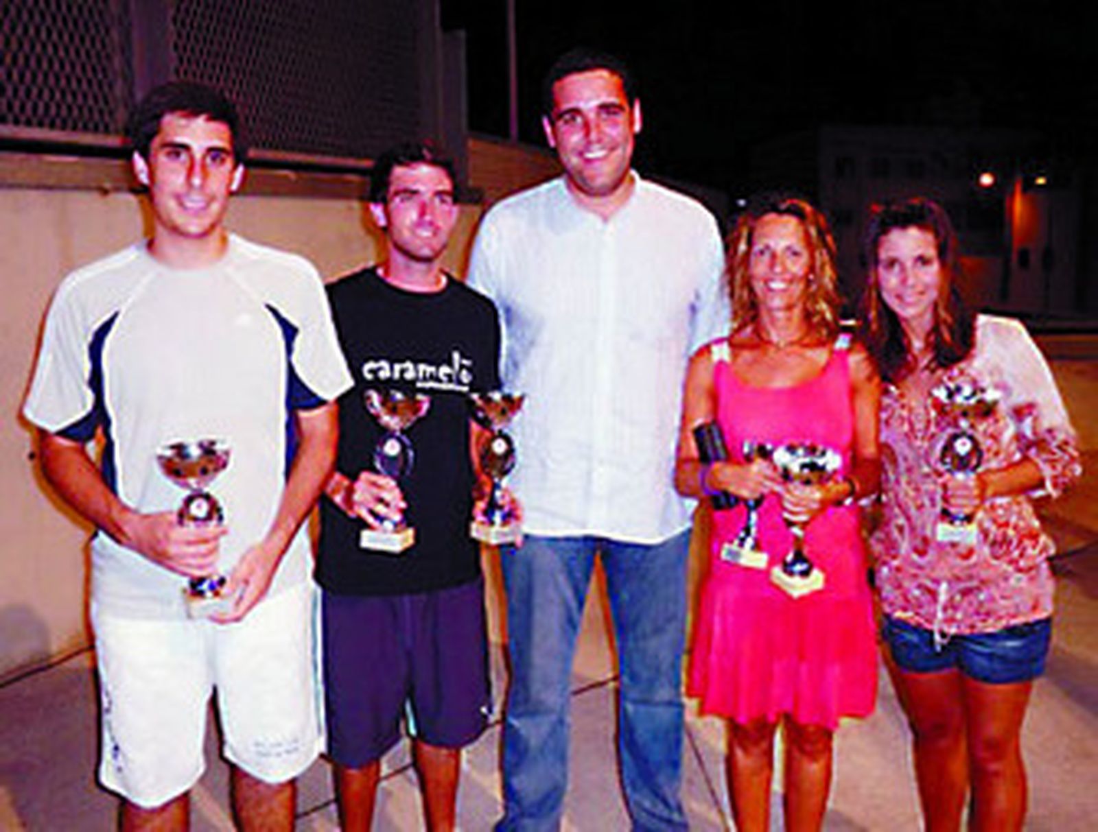 Primeros clasificados en el Maratón de Pádel, con el concejal Alonso.