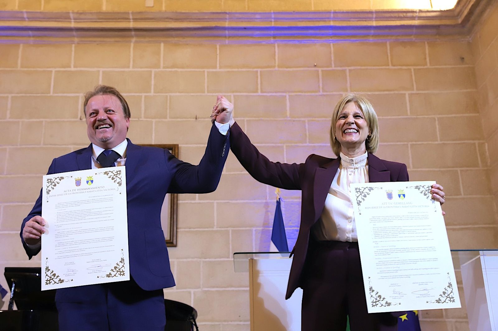 El alcalde de Victoria, Briam Azzopardi, y la alcaldesa de Jerez, María José García-Pelayo.