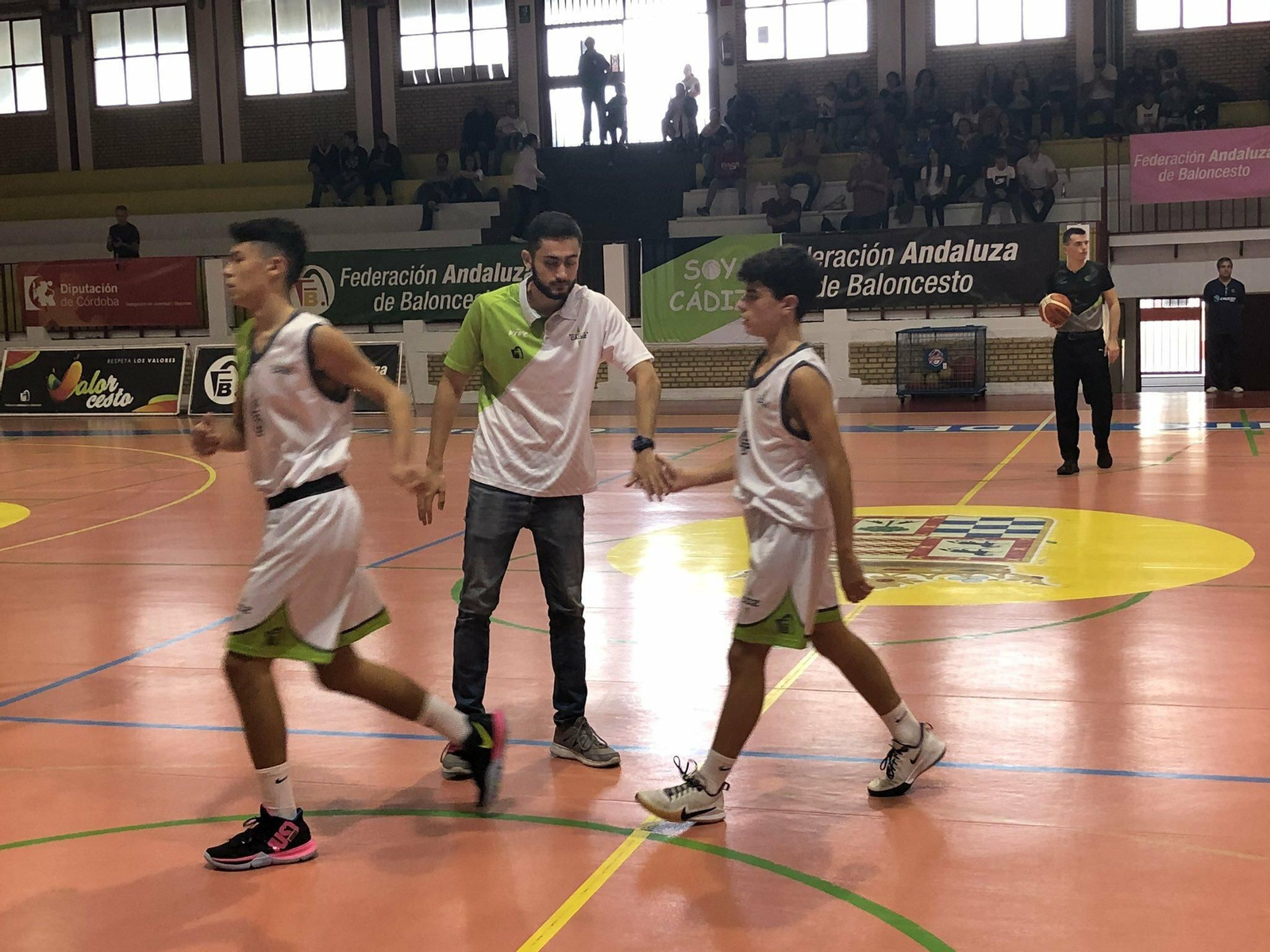 Iván Torres, con dos de sus jugadores.