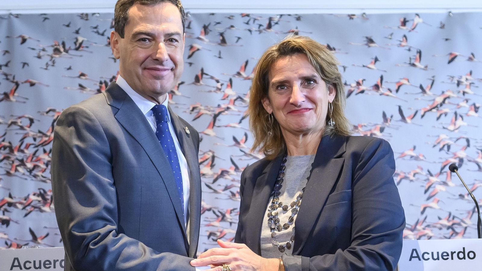 Juanma Moreno y Teresa Ribera en el teatro Salvador Távora de Almonte en la mañana de ayer.