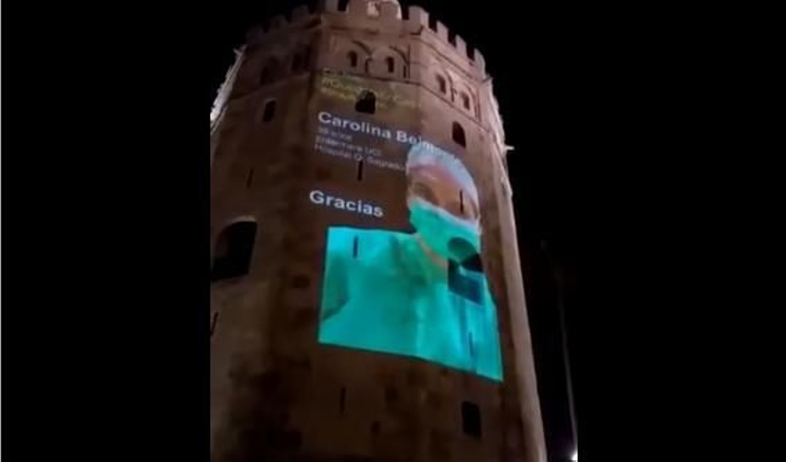 Torre del Oro iluminada en honor a los sanitarios.