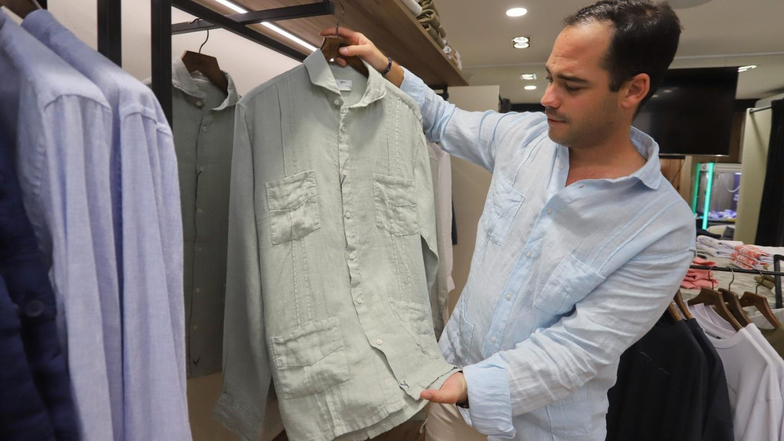 Juanmi Fernández con las guayaberas del rey Felipe VI y del presidente de la Junta de Andalucía, Juanma Moreno