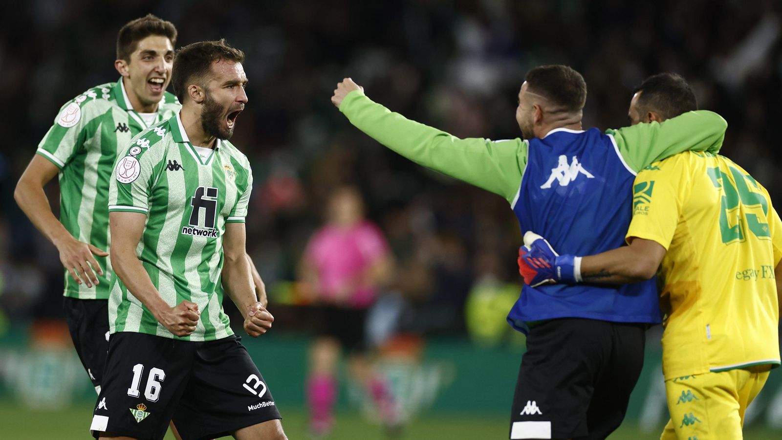 Pezzella, al final del partido con varios de sus compañeros.