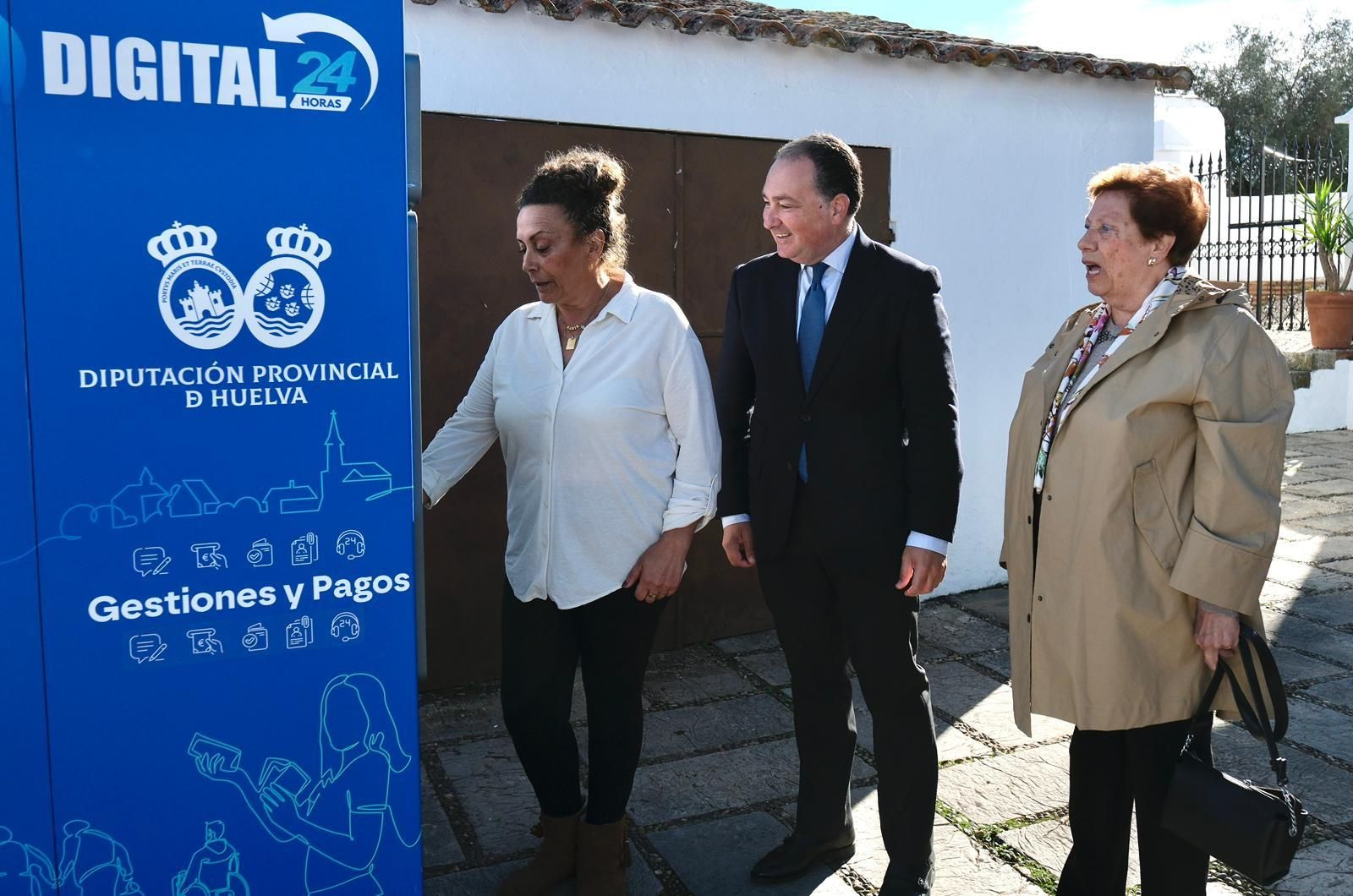 El primer cajero automático de Cumbres de Enmedio, inaugurado este lunes.