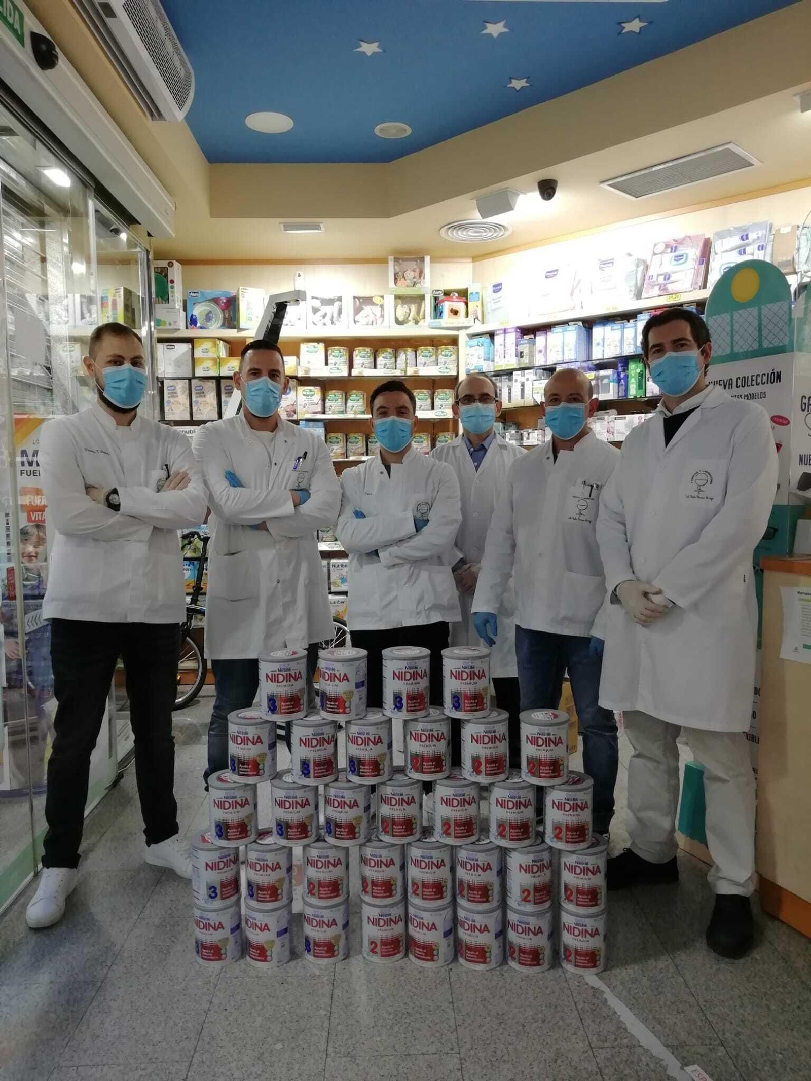 Farmacéuticos colaborando con la 'Operación Baby'