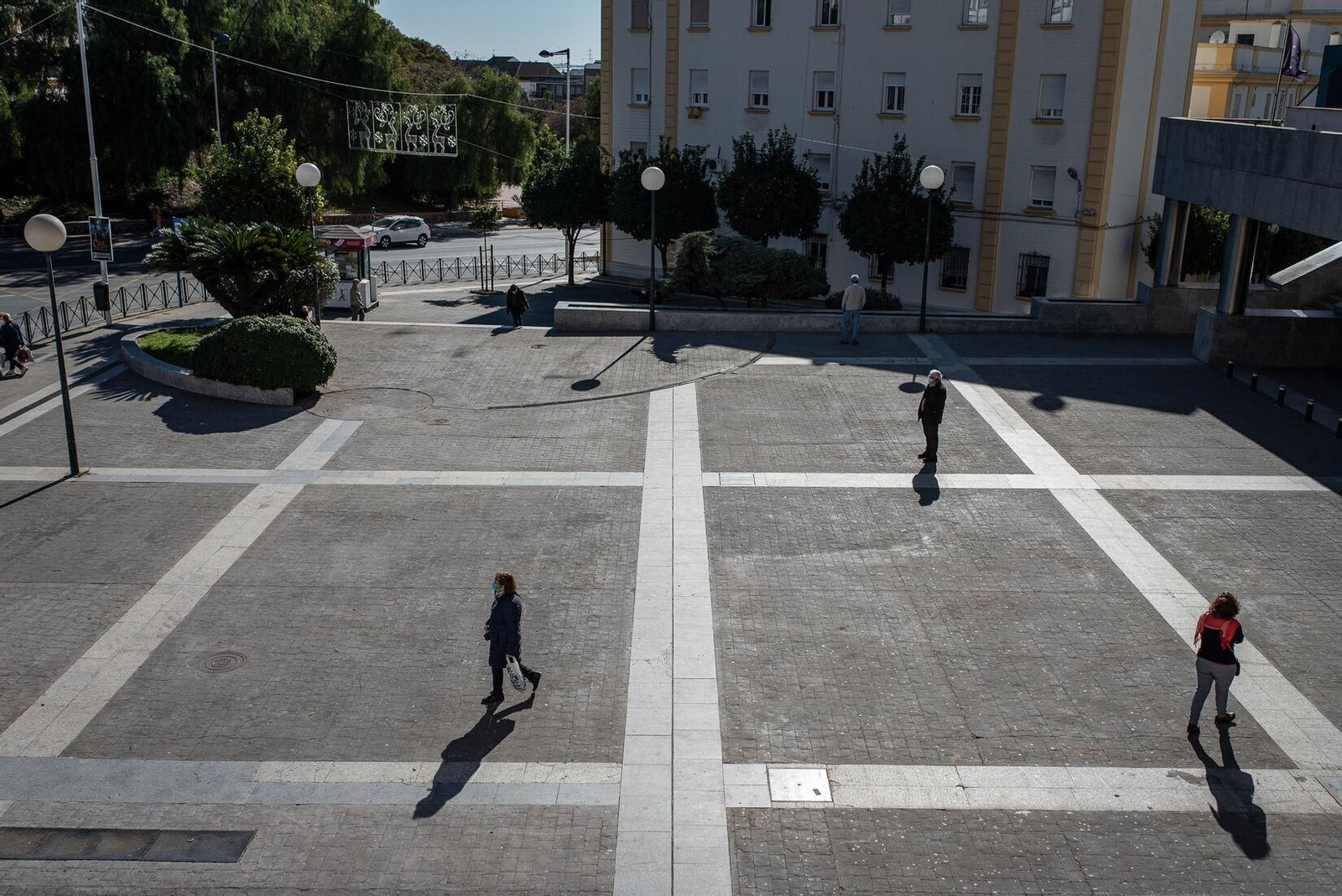 Ambiente en una plazoleta de Huelva capital.