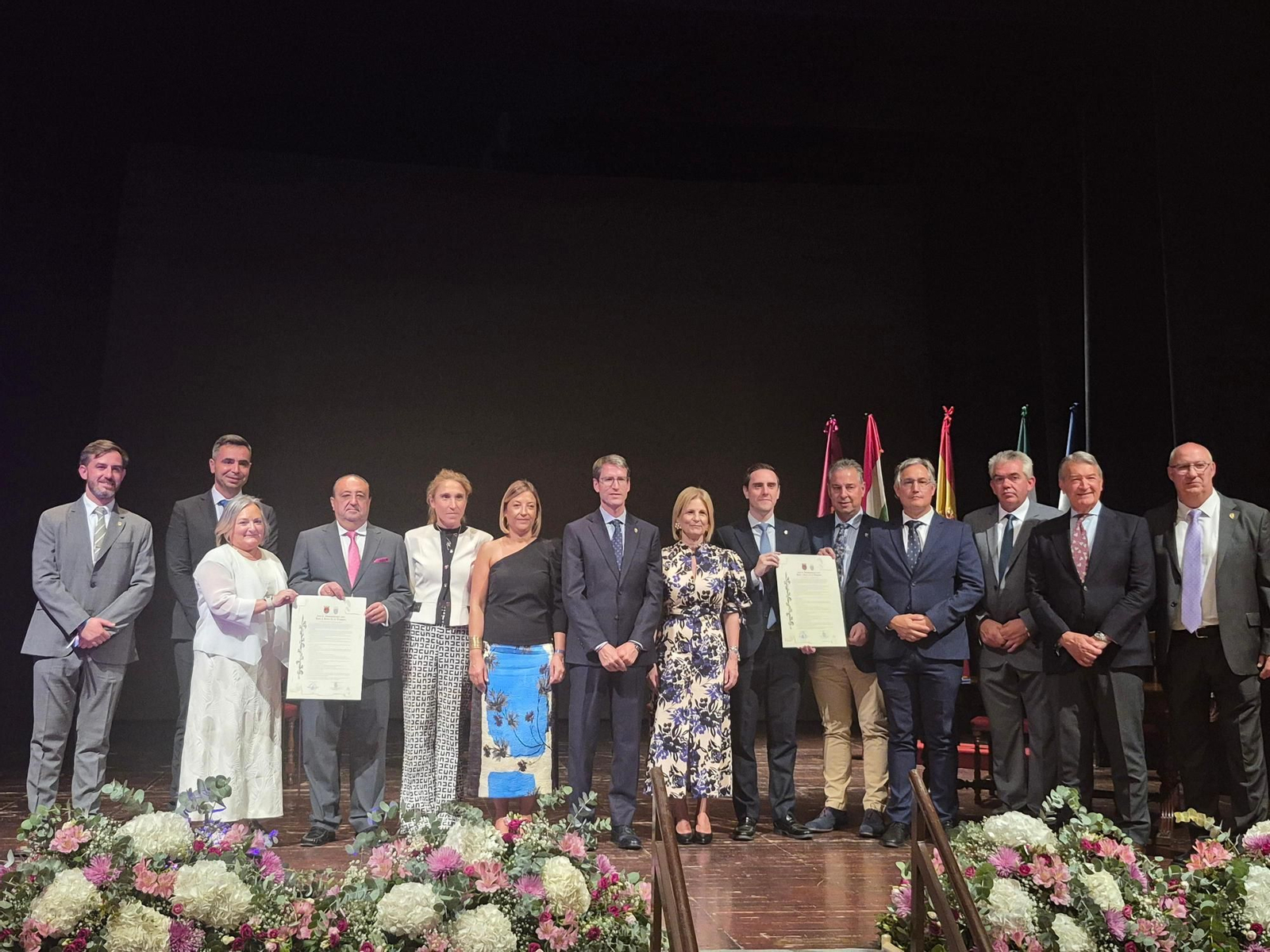 Foto de familia con los representantes de Jerez y Haro en el Teatro Bretón.