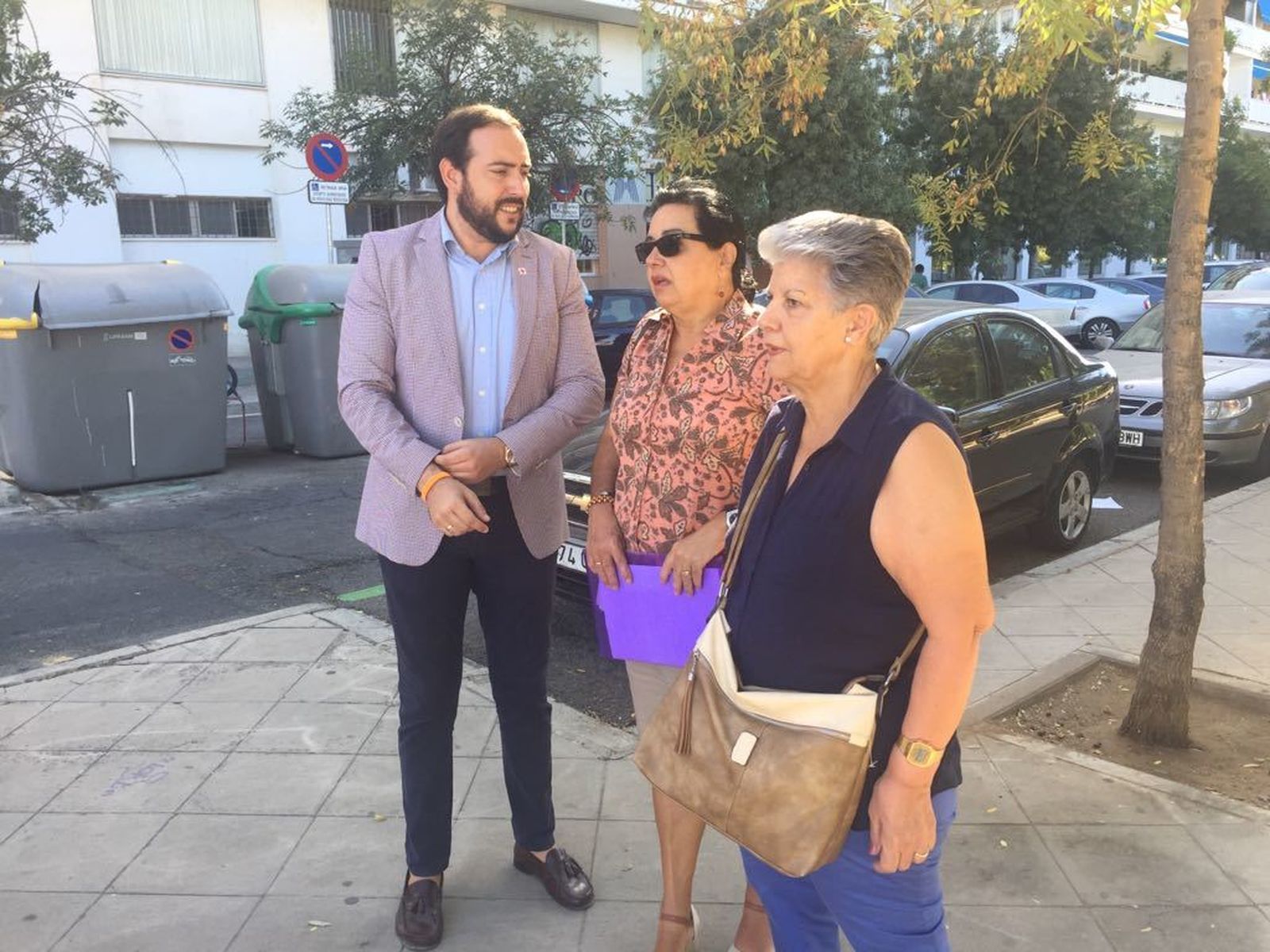 Moraga, con vecinas de la calle Arjona.