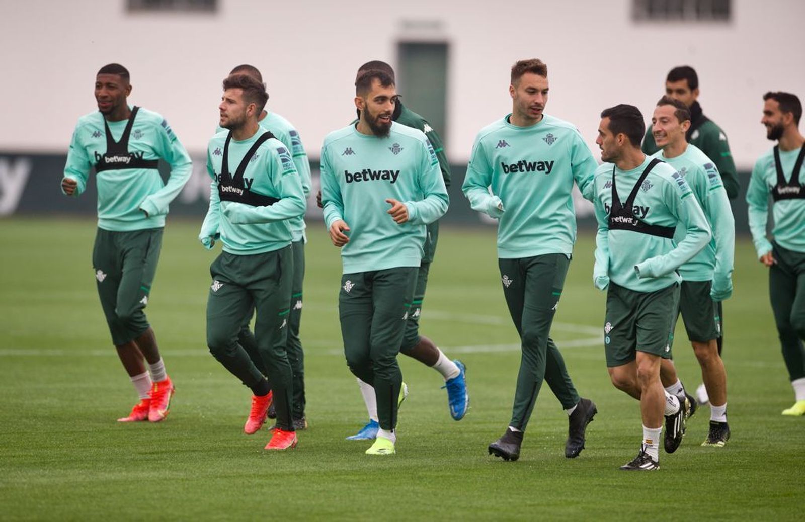 Borja Iglesias dialoga con Juanmi y Loren en el entrenamiento.