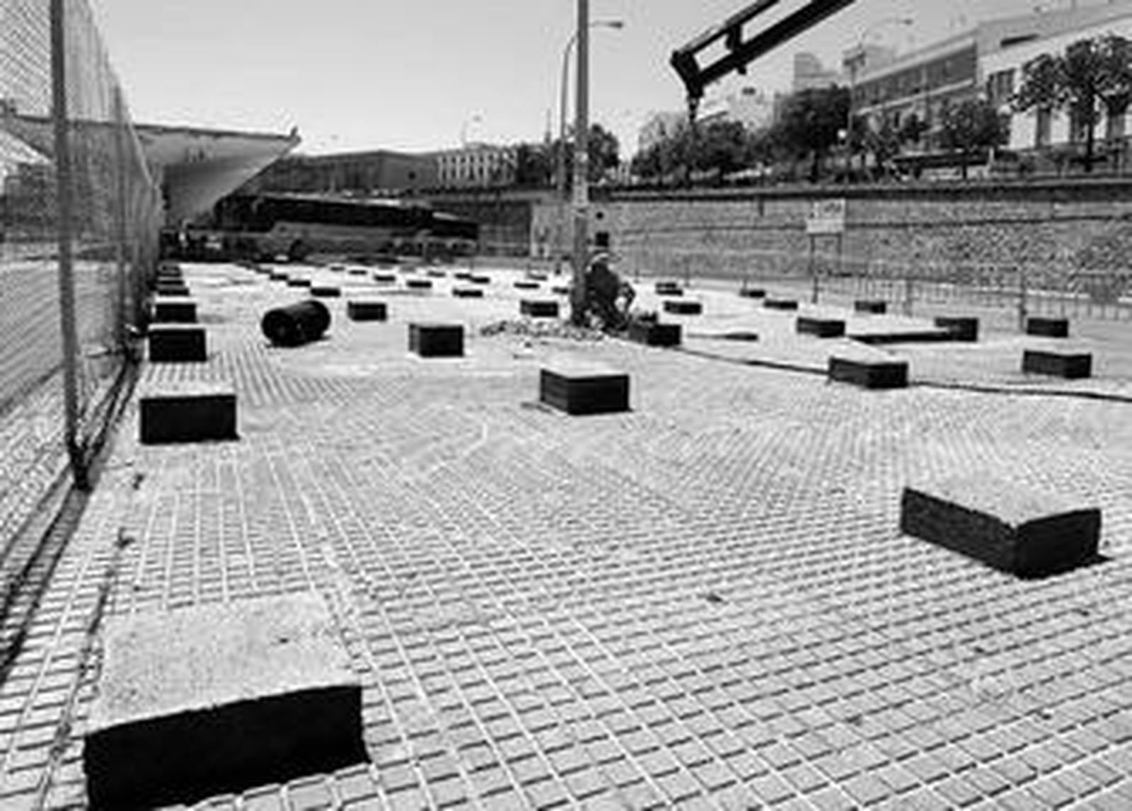 Las bases de hormigón sobre las que irán las casetas con los distintos servicios al usuario.