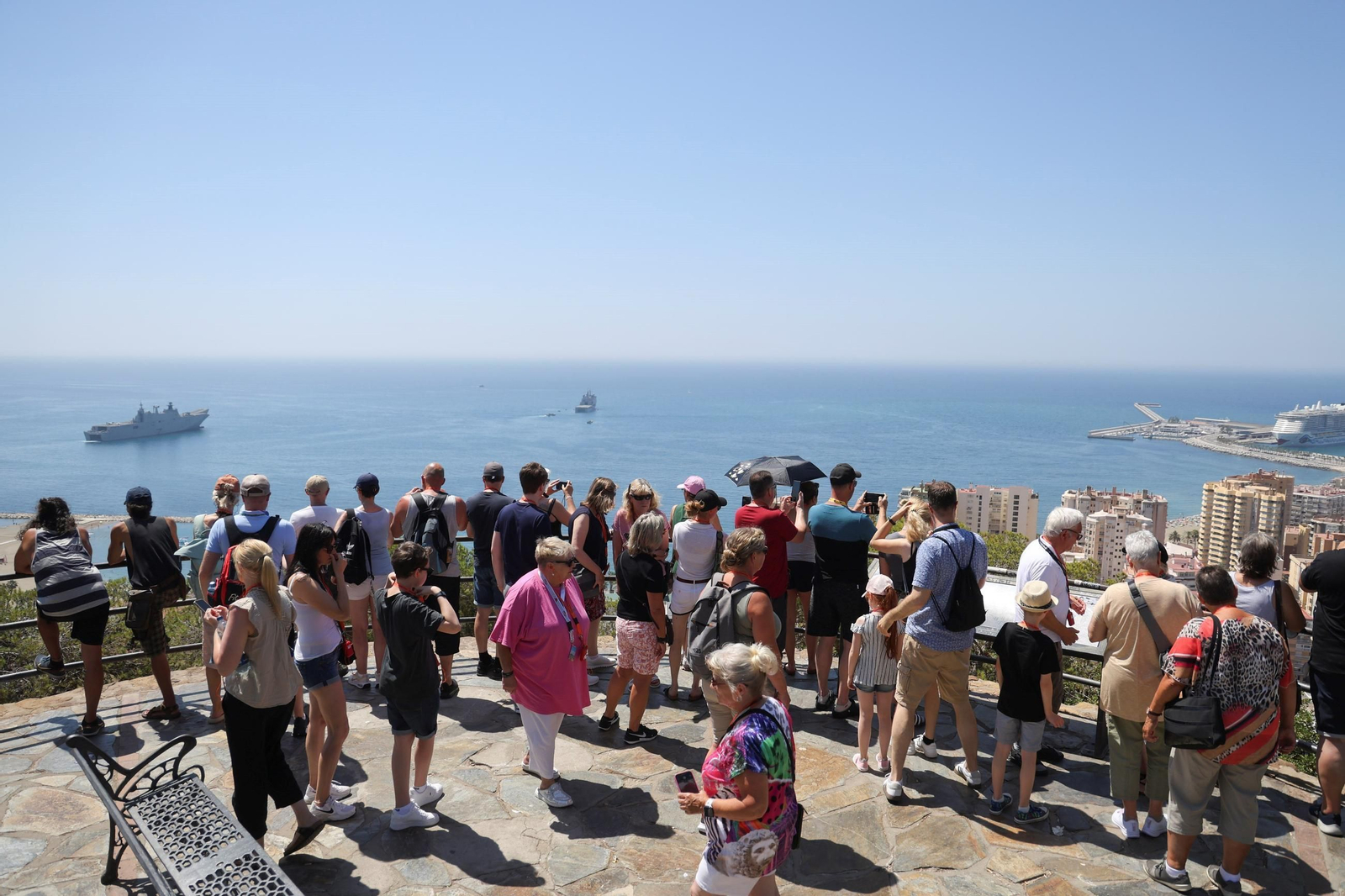 Los buques de la Armada 'Juan Carlos I' y 'Galicia' ya están en Málaga para el desembarco, en fotos