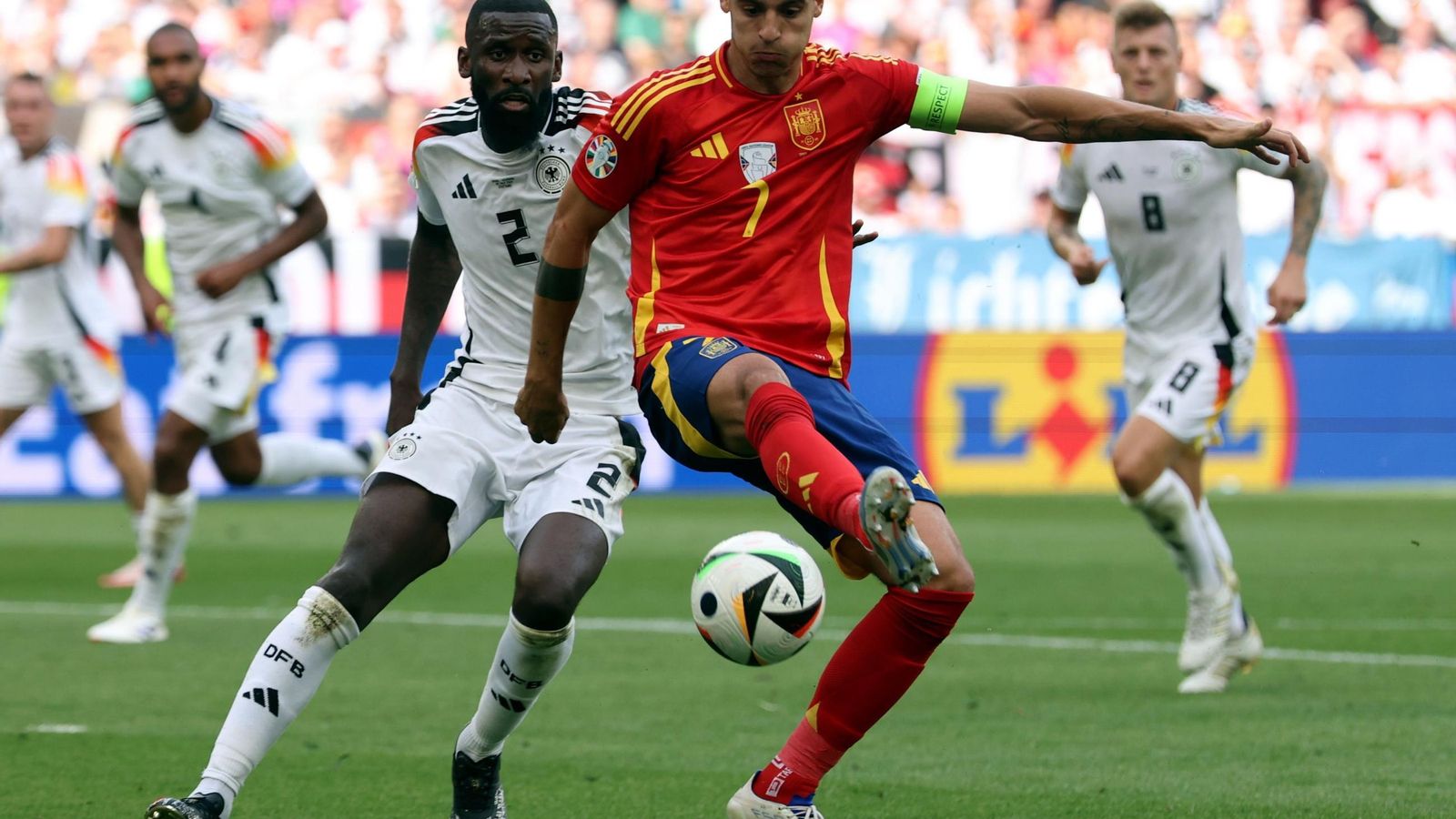 Morata trata de controlar defendido por Rüdiger.