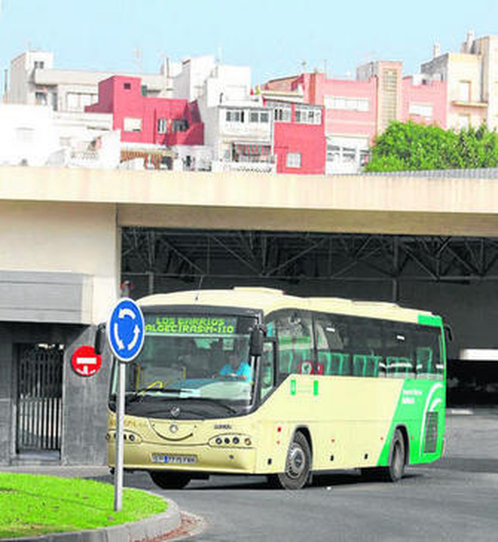 Un autobús sale de la estación de Algeciras.