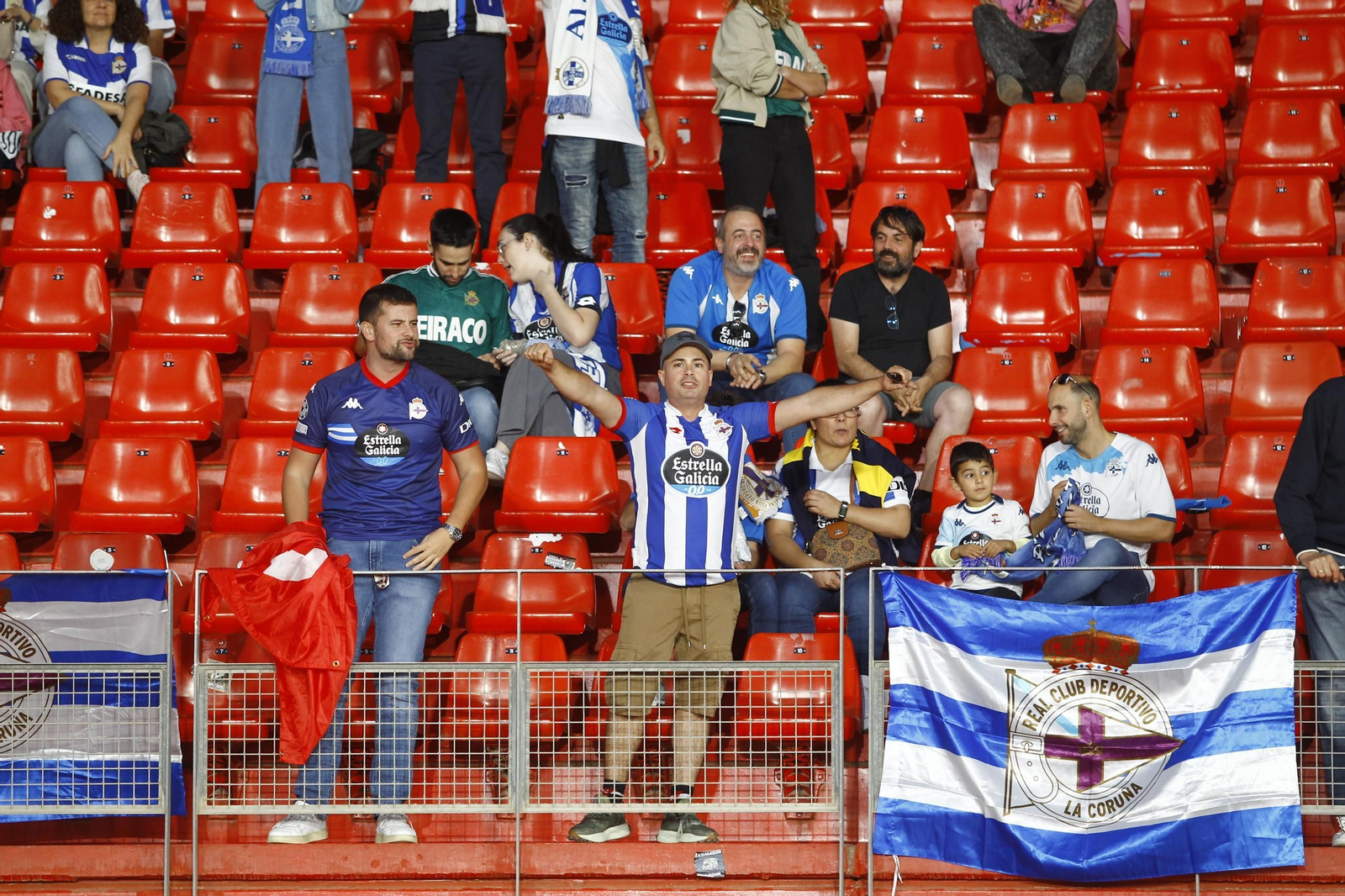 Búscate en las fotos de público del partido U.D. Almería-Deportivo de La Coruña