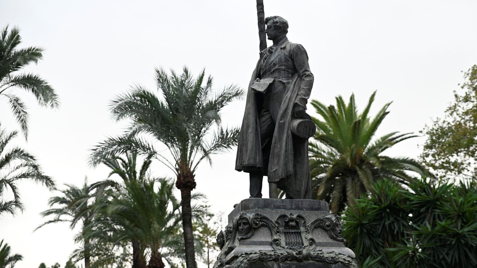 Monumento al Duque de Rivas, en los jardines que llevan su nombre. Monumento al Duque de Rivas, en los jardines que llevan su nombre.