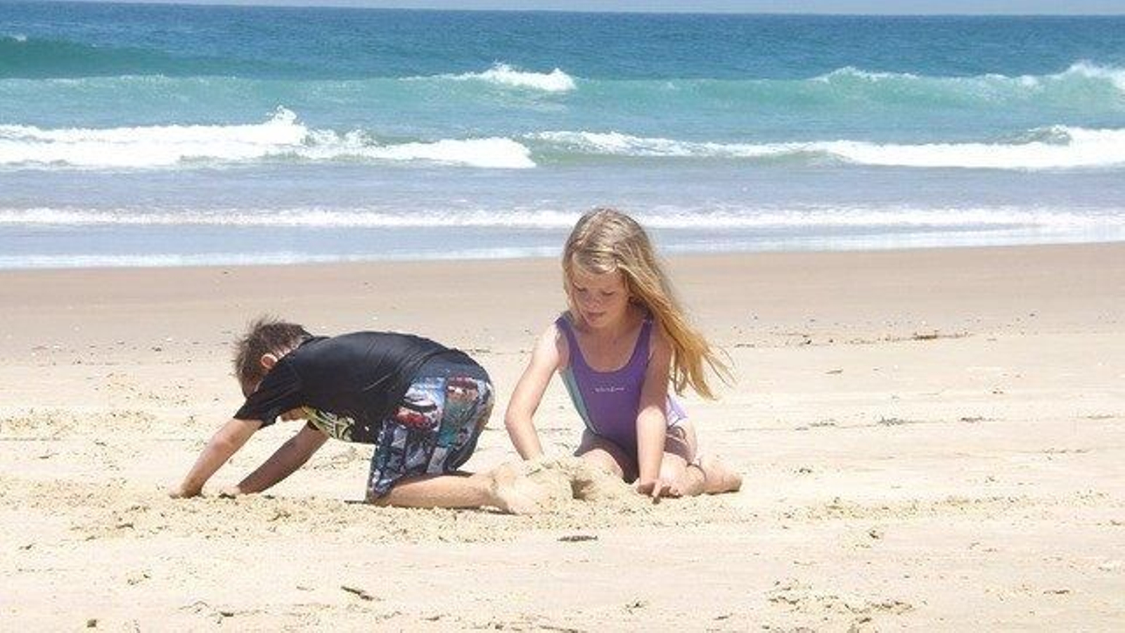 Niños jugando en la playa.
