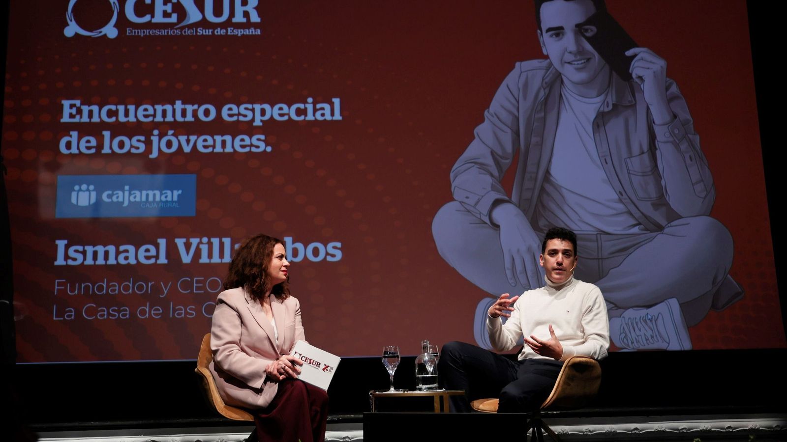 La periodista Fátima Ramírez ha entrevistado en el acto de Cesur al empresario Ismael Villalobos