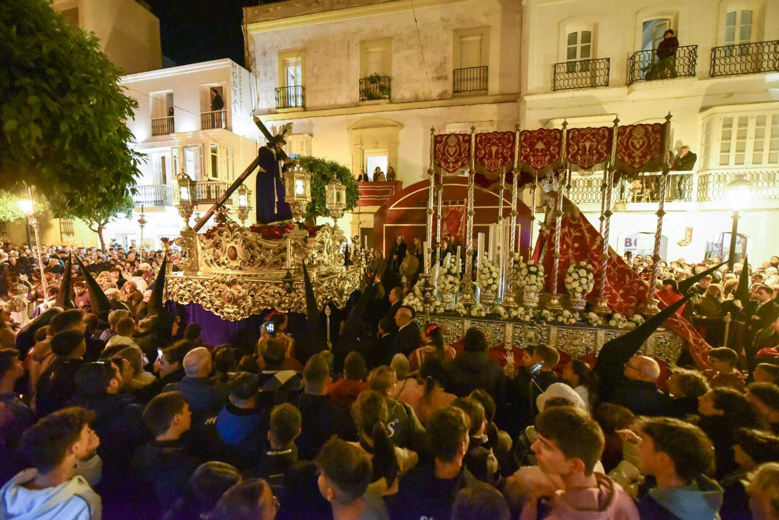 El momento del santo encuentro entre el Nazareno y la Virgen de la Paz de Tarifa.