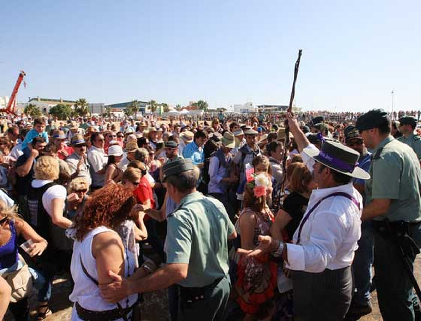 Un agente de la Guardia Civil discutiendo con los romeros jerezanos durante el embarque en Sanlúcar.

Foto: Juan Carlos Toro