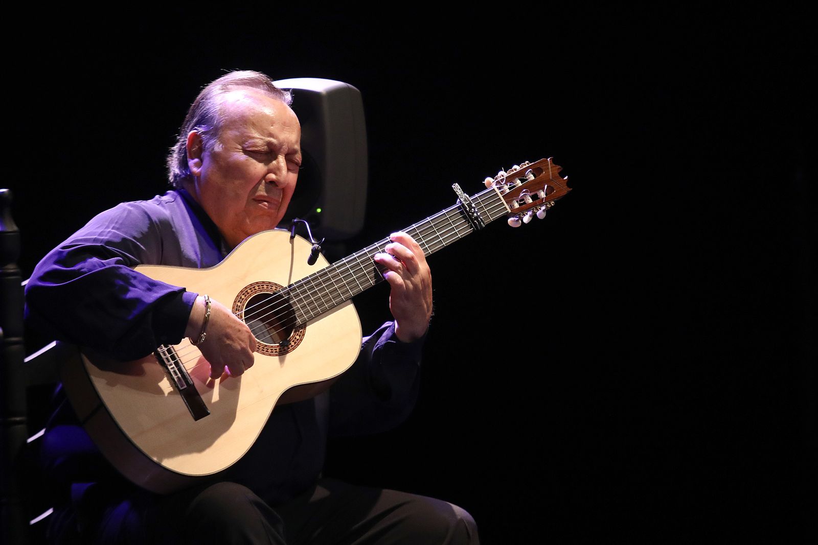El guitarrista y compositor Paco Cepero, durante su concierto 60 aniversario en el Gran Teatro Falla.