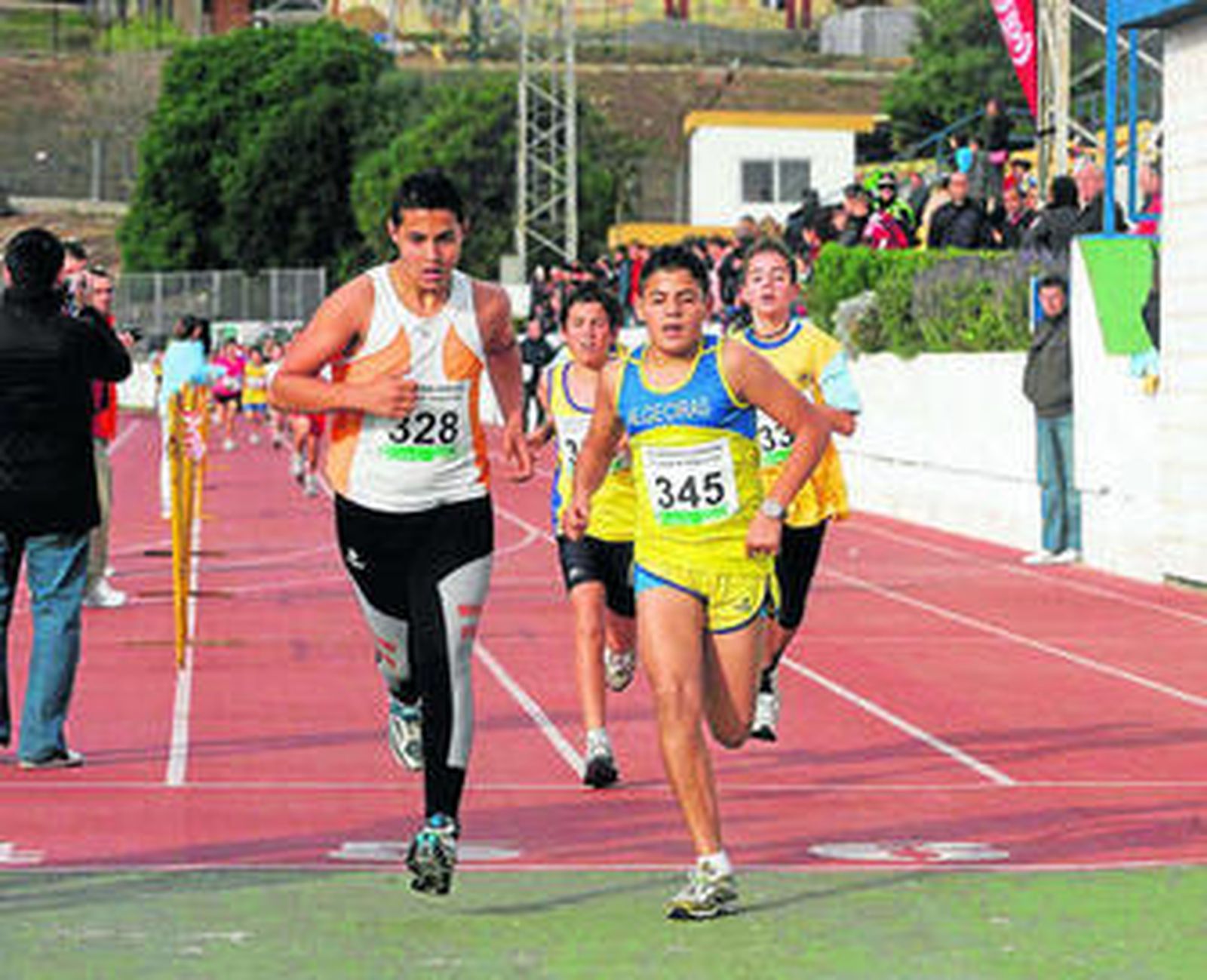 Atletas compiten en el Enrique Talavera, uno de los asaltados.