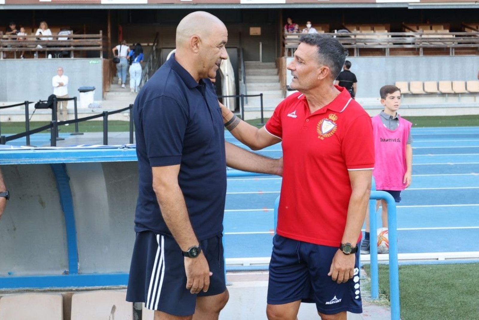 Paco Peña saluda a su excompañero Chumilla, técnico del Real Jaén.