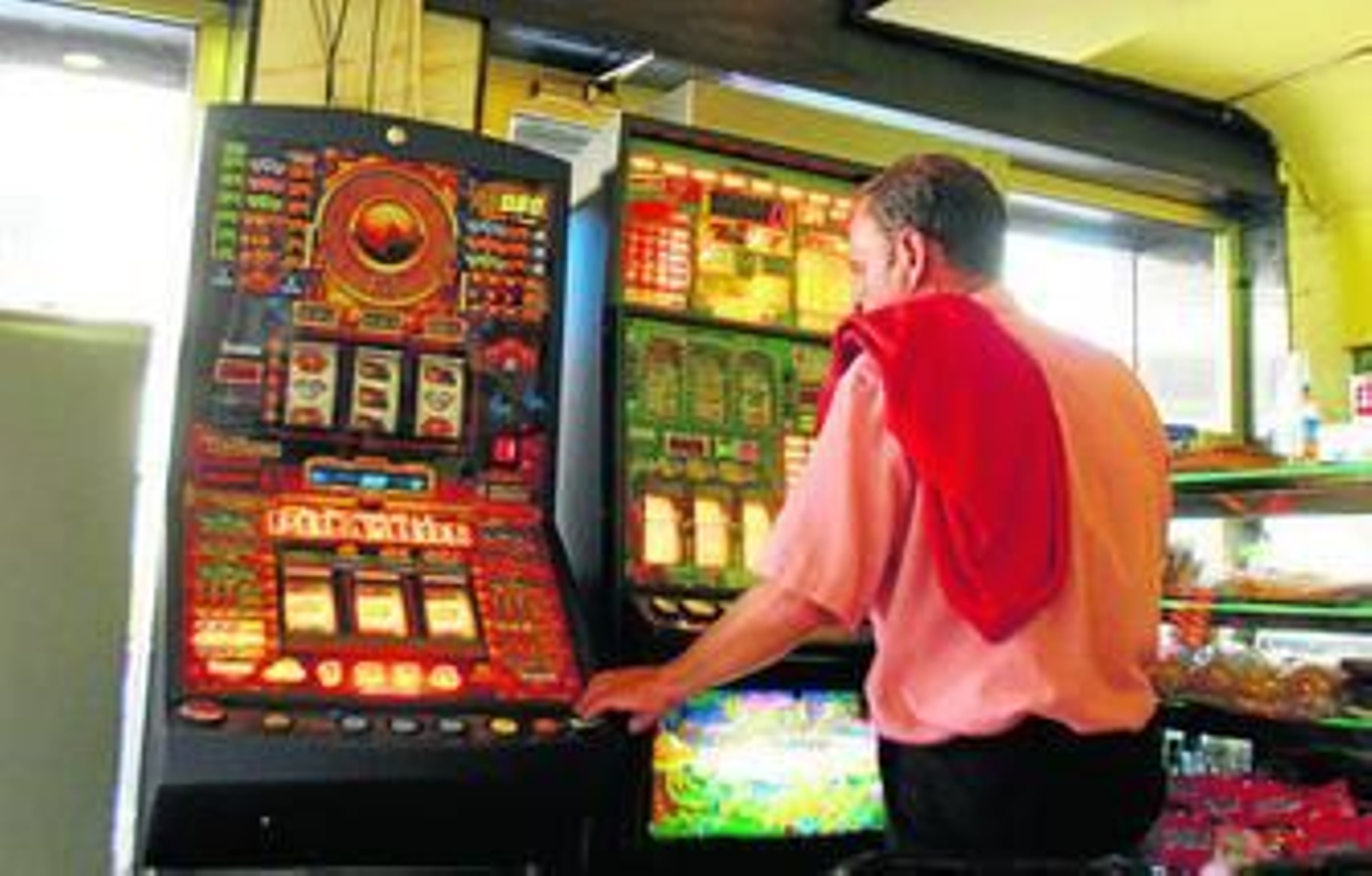 Foto de archivo de una persona jugando a las tragaperras.