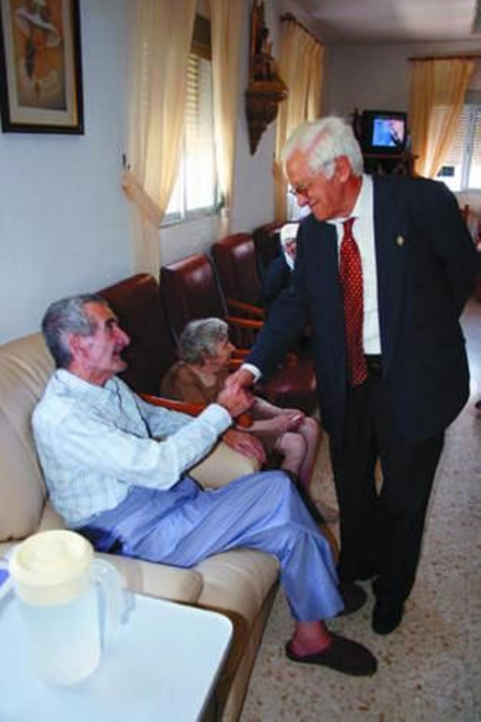 El Padre Ángel saluda a uno de los mayores internos.