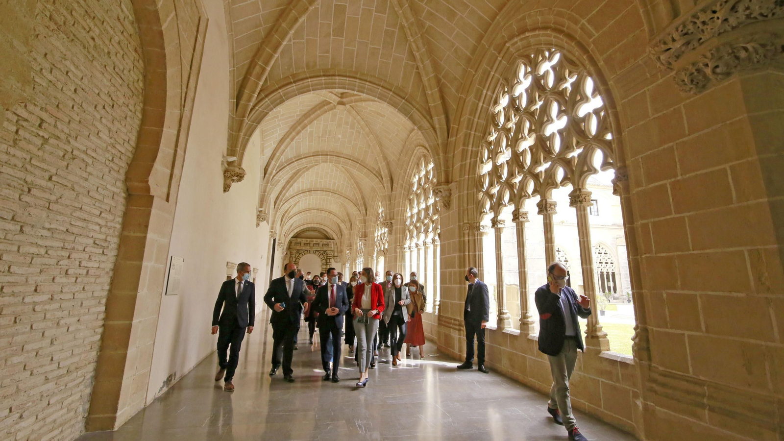 La ministra Reyes Maroto visitando la exposición cofrade en Jerez