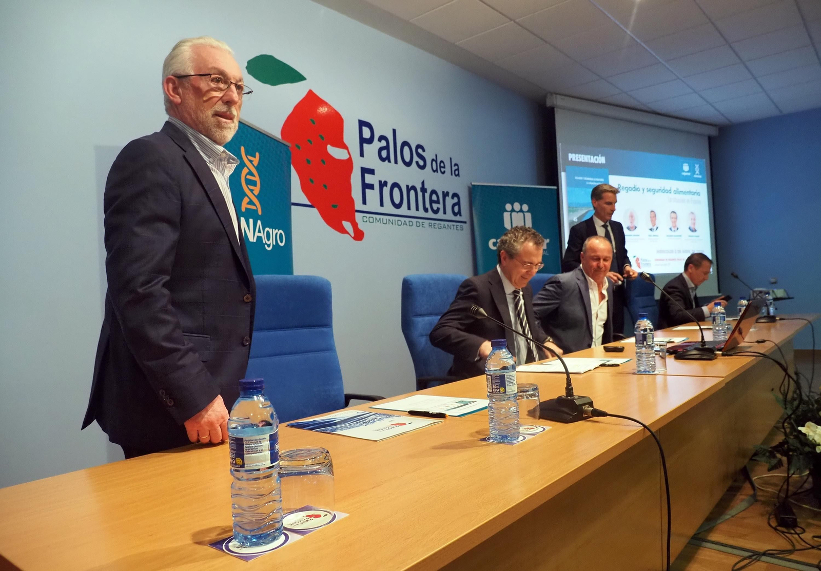 Las mejores fotografías del acto de presentación en Palos del libro de Cajamar sobre el futuro del regadío