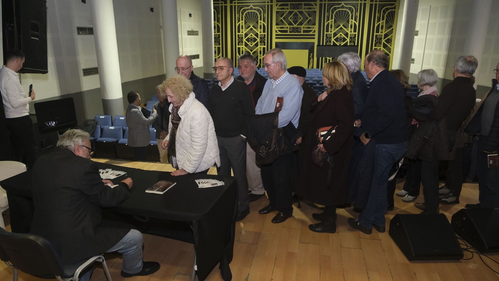 Chipo Martínez firmando ejemplares de su novela.