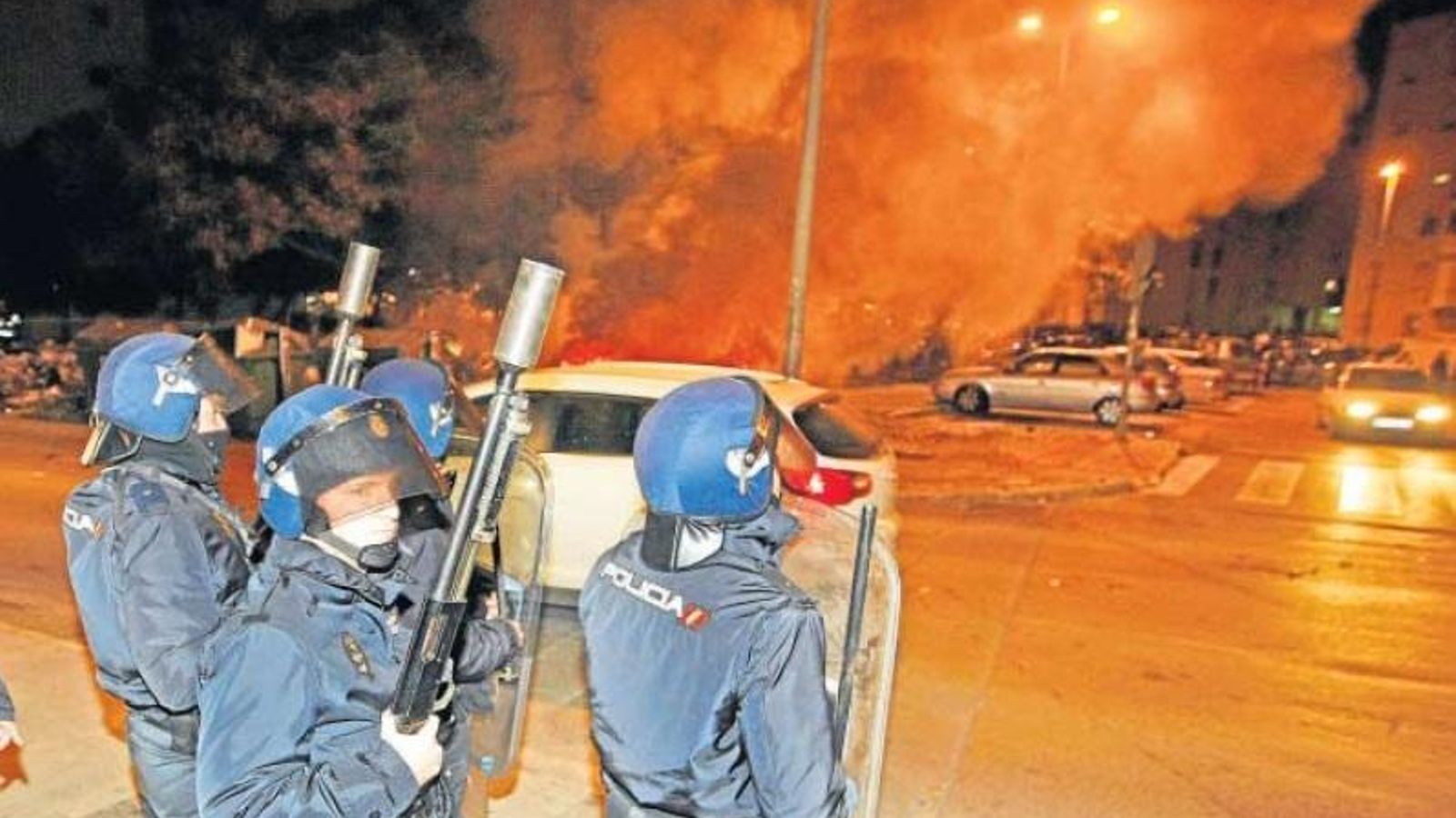 Antidisturbios en la zona sur ante los incendios provocados en los contenedores
