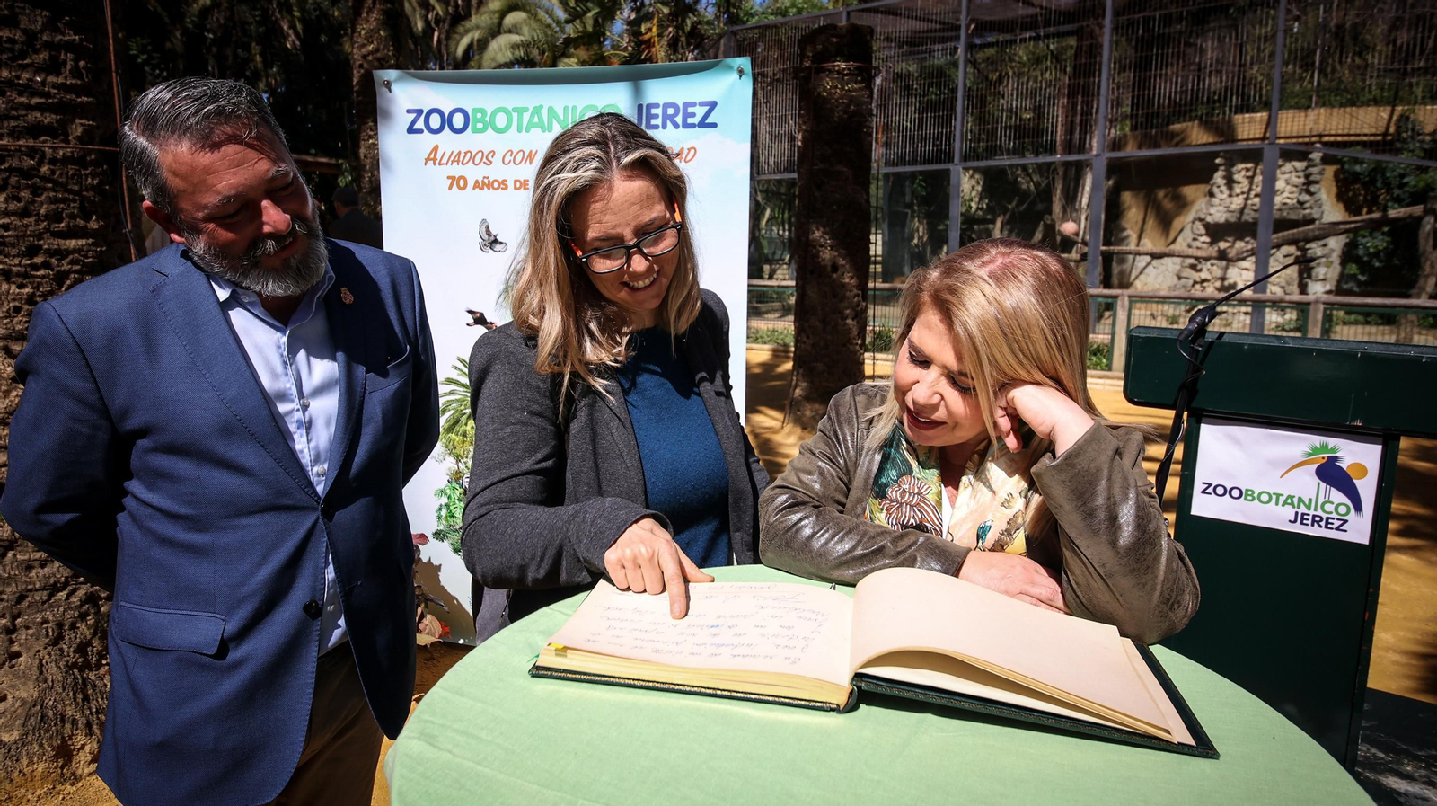 Inaugurada la plaza y el monumento en recuerdo de Félix Rodríguez de la Fuente en el Zoo de Jerez