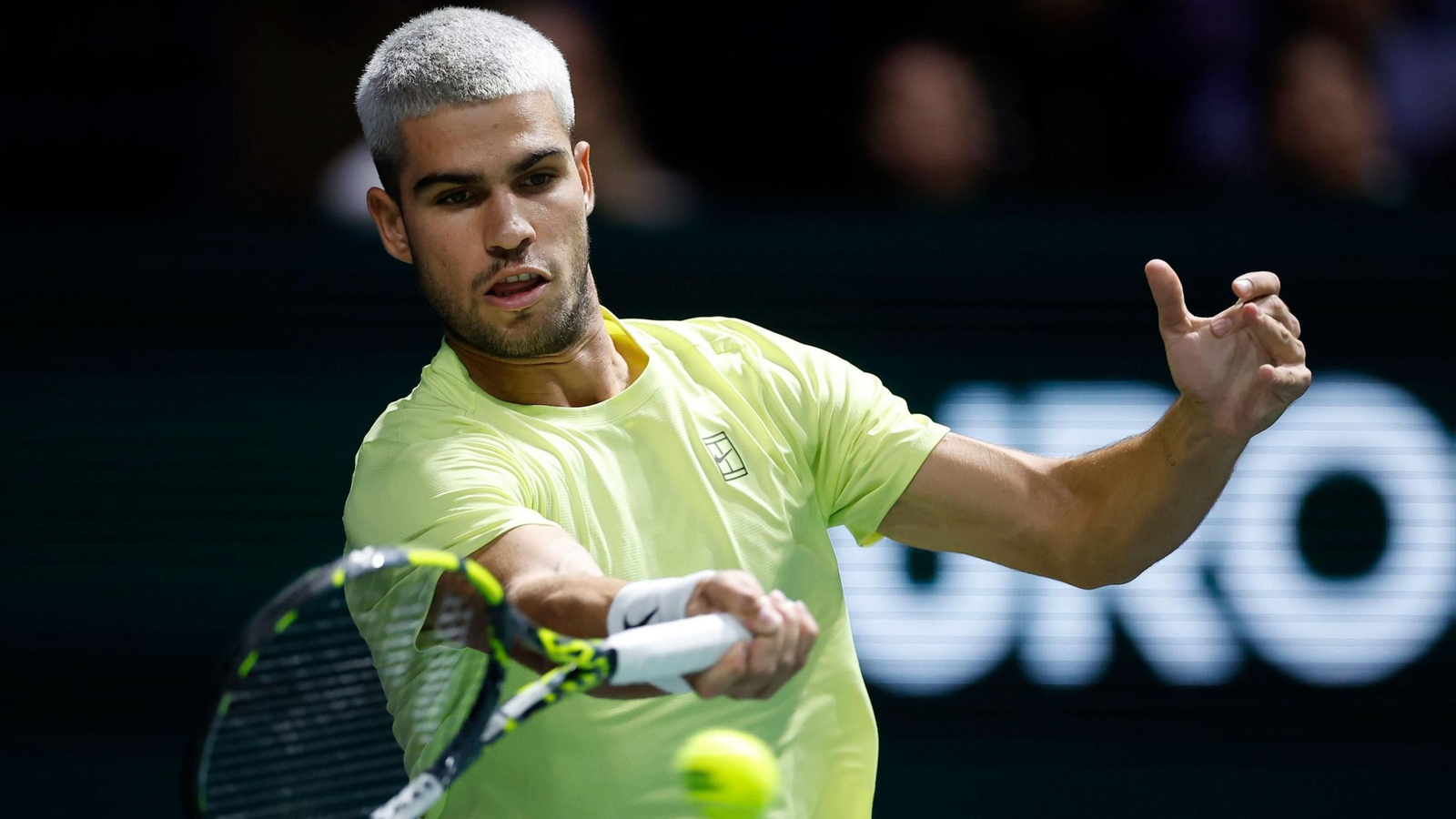 Alcaraz golpea una bola en su derrota de esta noche contra el inglés Cameron Norrie. Alcaraz golpea una bola en su derrota de esta noche contra el inglés Cameron Norrie.