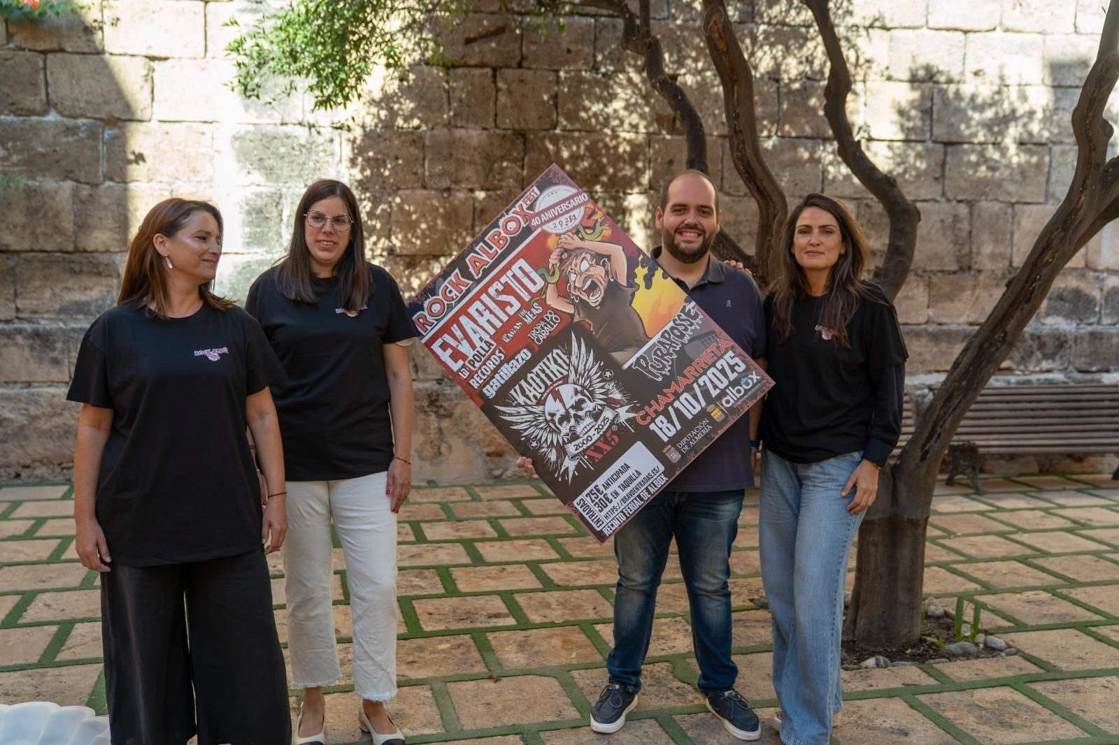 La diputada presenta el cartel con el equipo de gobierno del municipio.