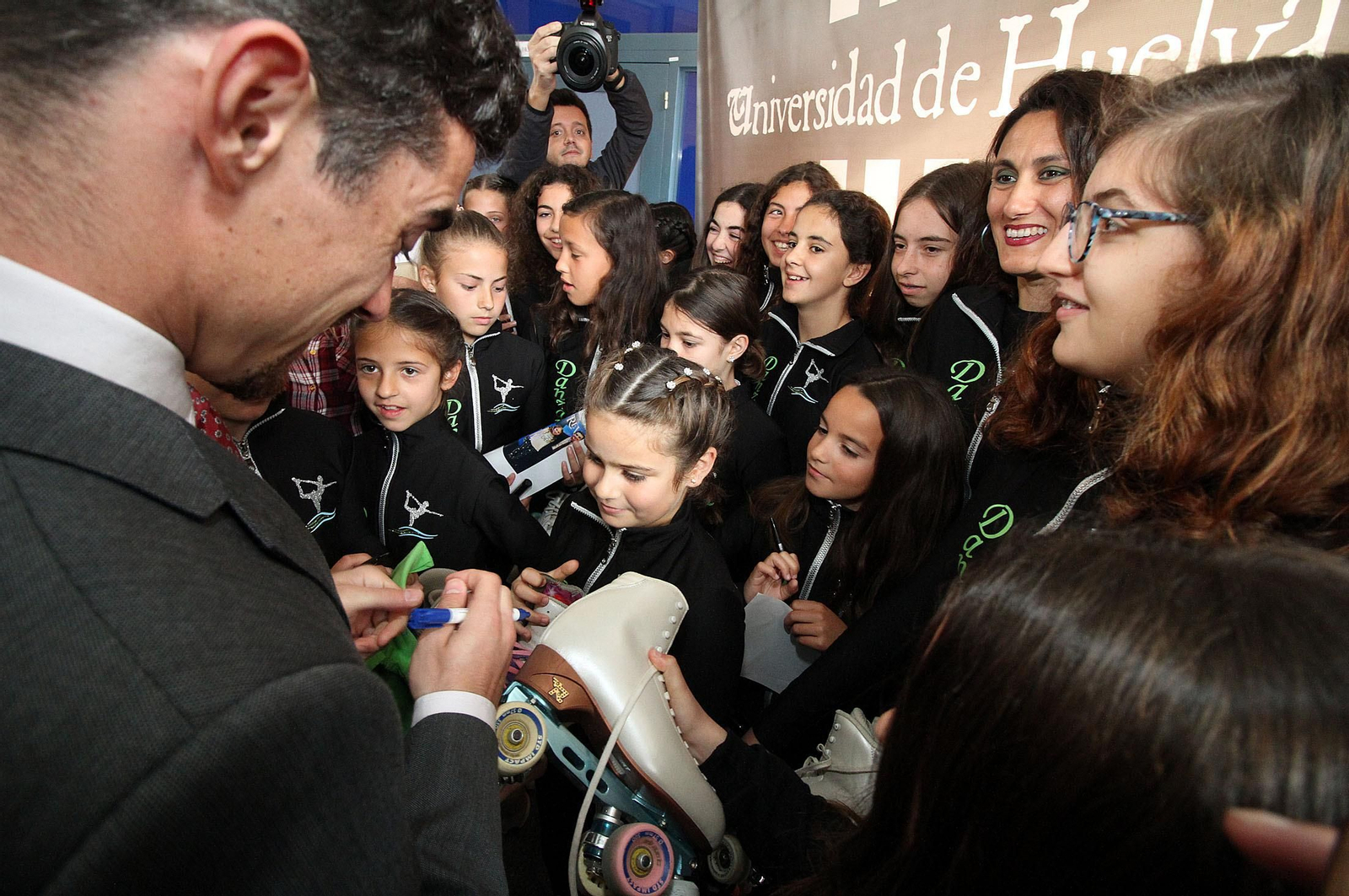 Javier Fernández López, campeón del mundo en patinaje, a su llegada al acto del 3 de marzo en la UHU